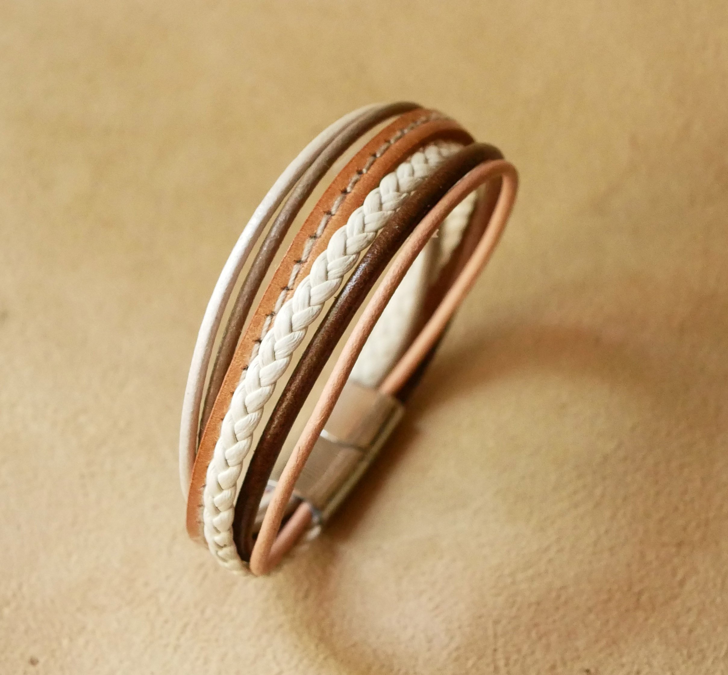 Pulseira de punho em pele para mulher em tons de bege