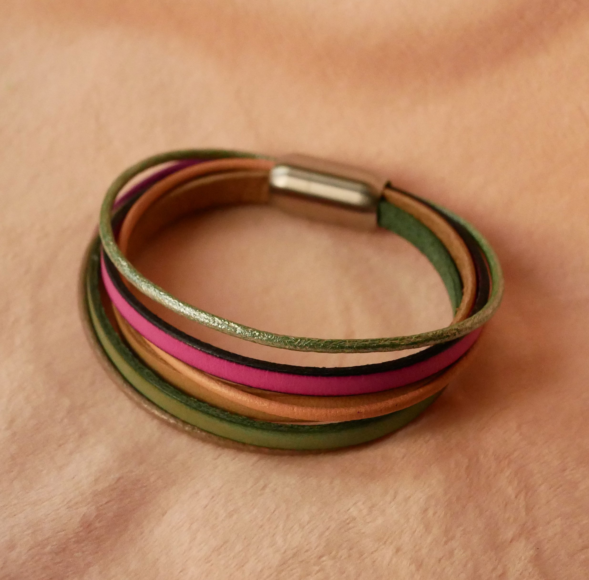 Pulseira de punho multi-couro para mulher em tons de primavera