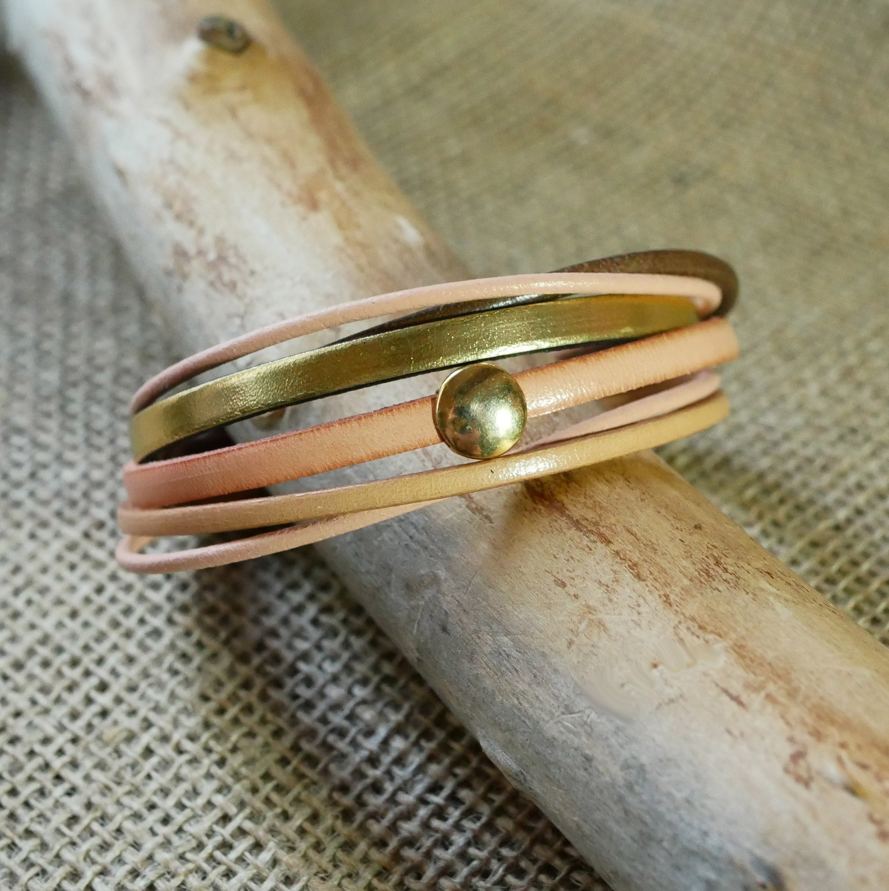 Pulseira de punho multi-couro em pêssego e ouro para mulher