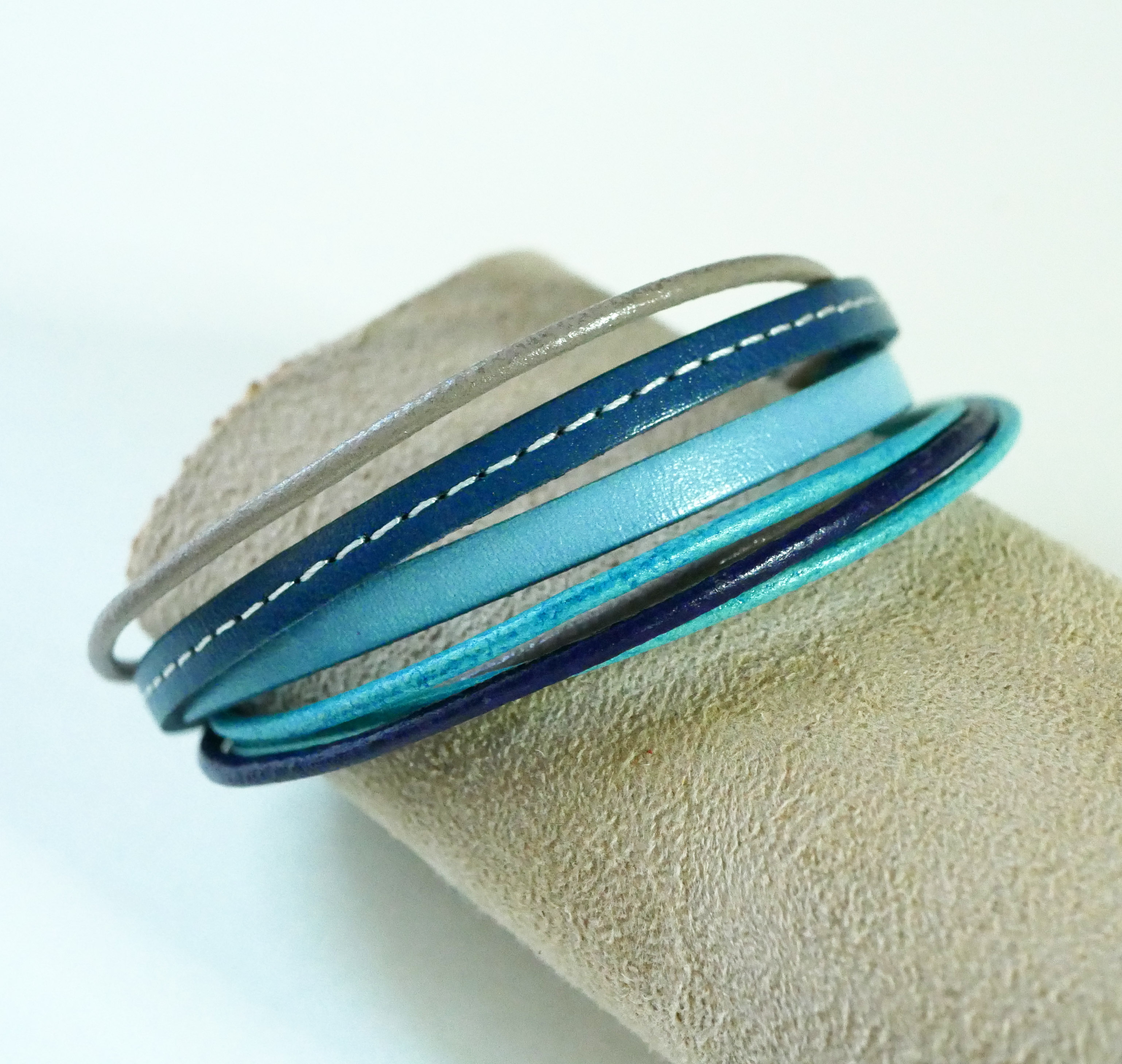 Pulseira de punho em pele para mulher em tons de azul