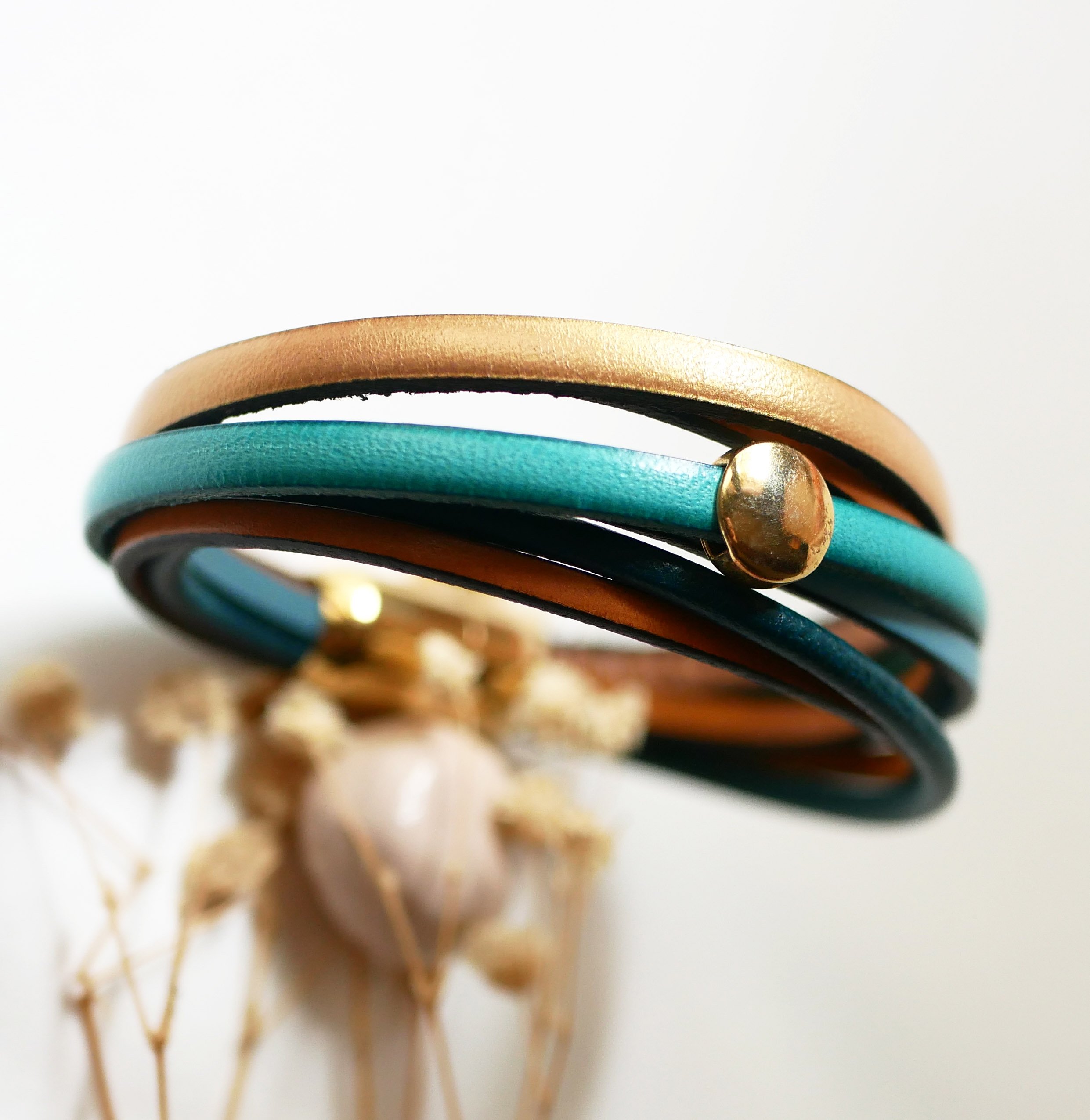 Pulseira de punho em pele azul e dourada para senhora