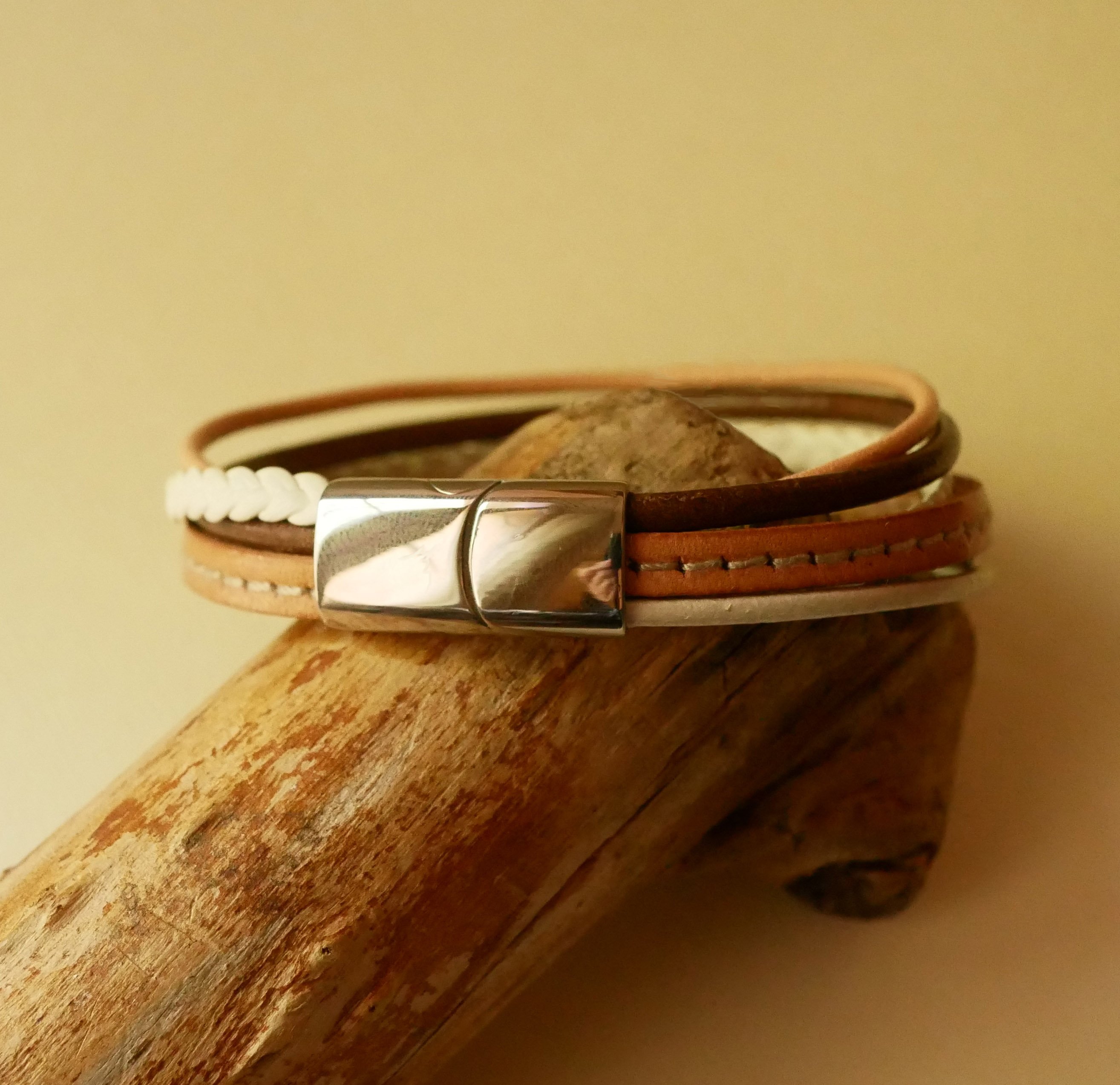 Pulseira de punho em pele para mulher em tons de bege