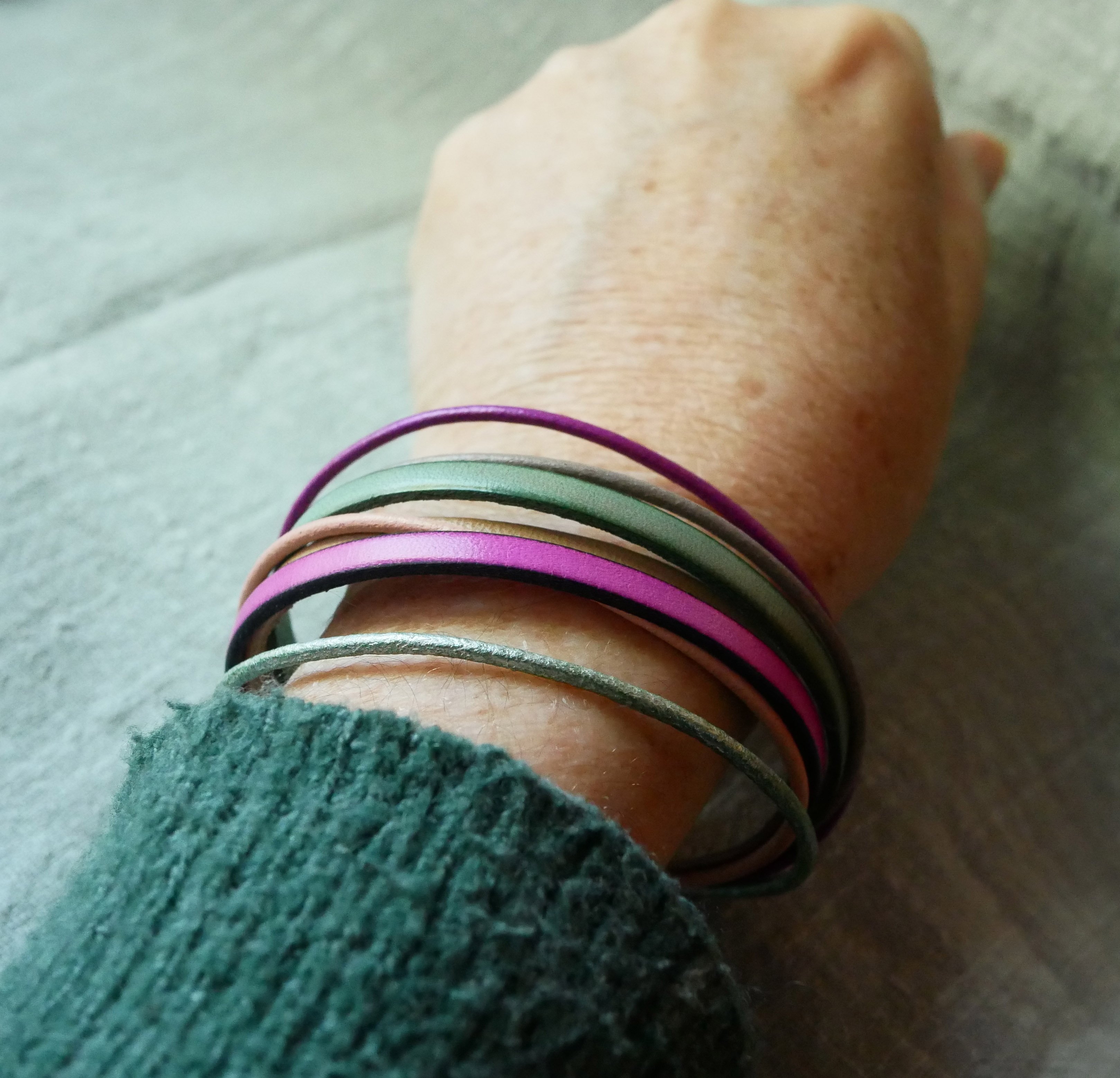 Pulseira de punho multi-couro para mulher em tons de primavera
