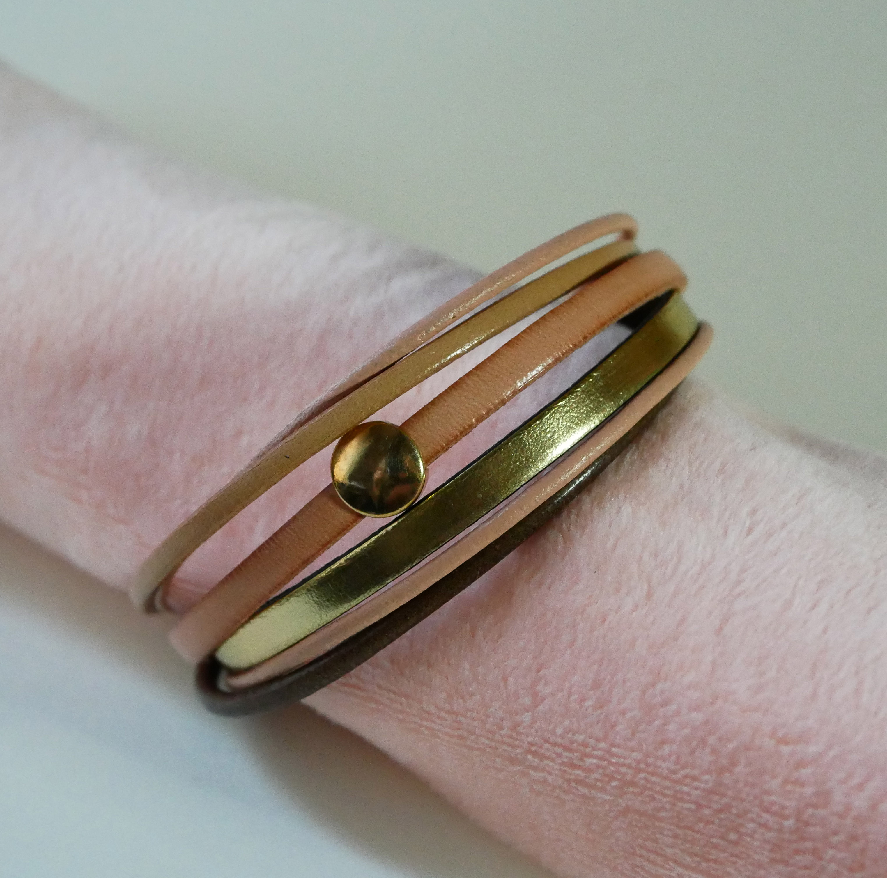 Pulseira de punho multi-couro em pêssego e ouro para mulher