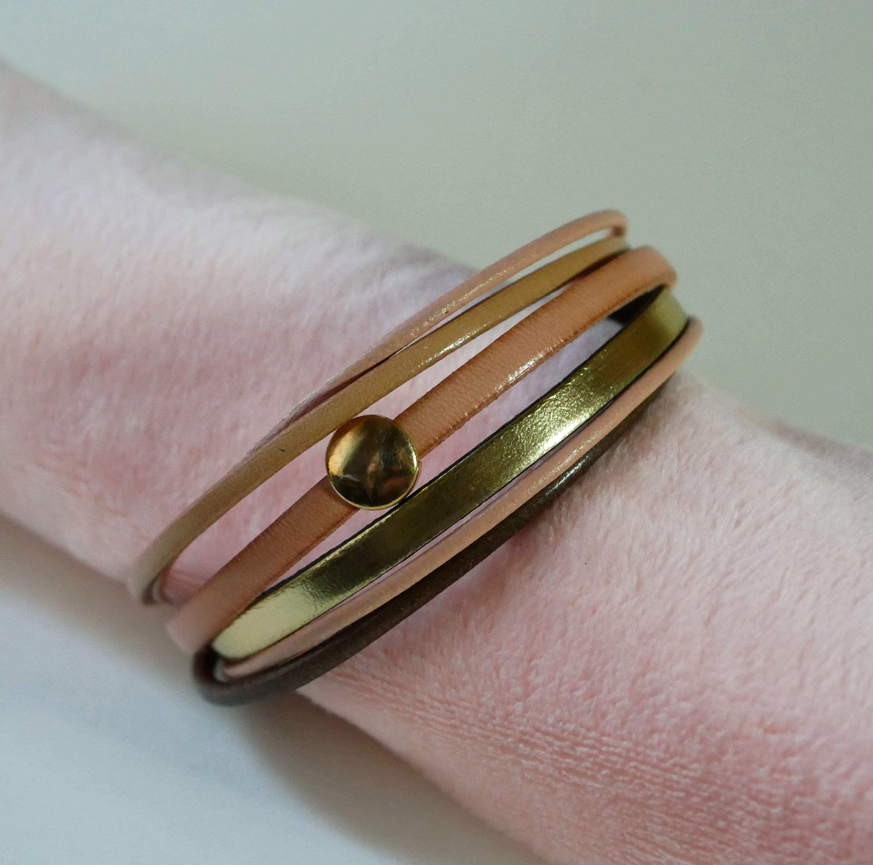 Pulseira de punho multi-couro em pêssego e ouro para mulher