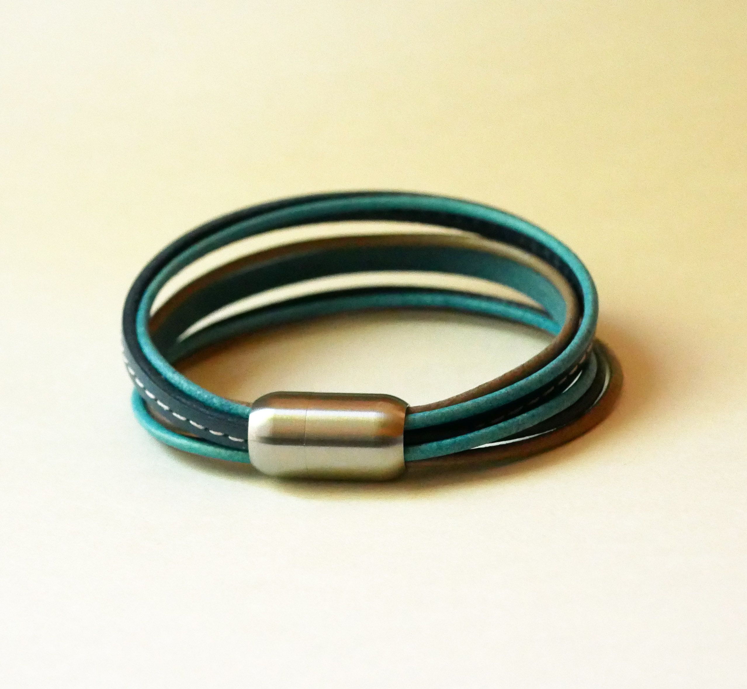 Pulseira de punho em pele para mulher em tons de azul