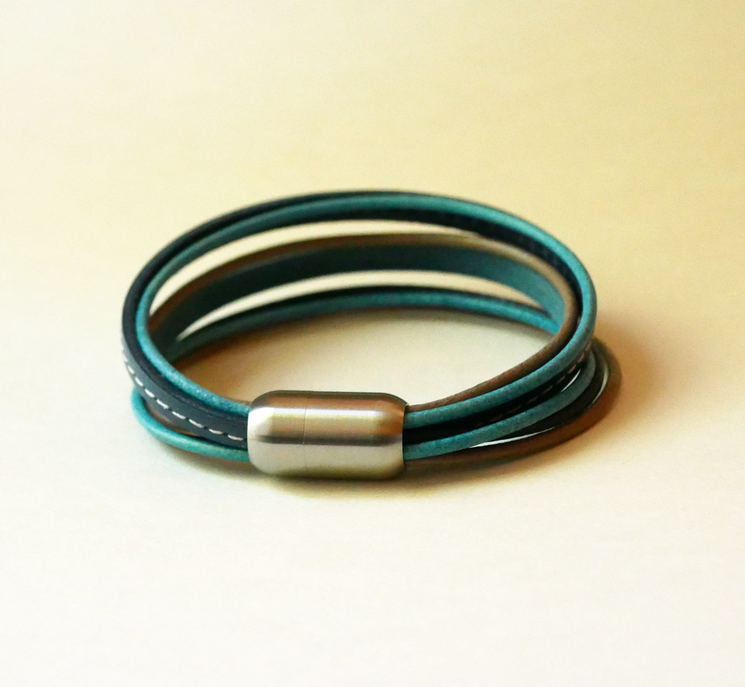 Pulseira de punho em pele para mulher em tons de azul