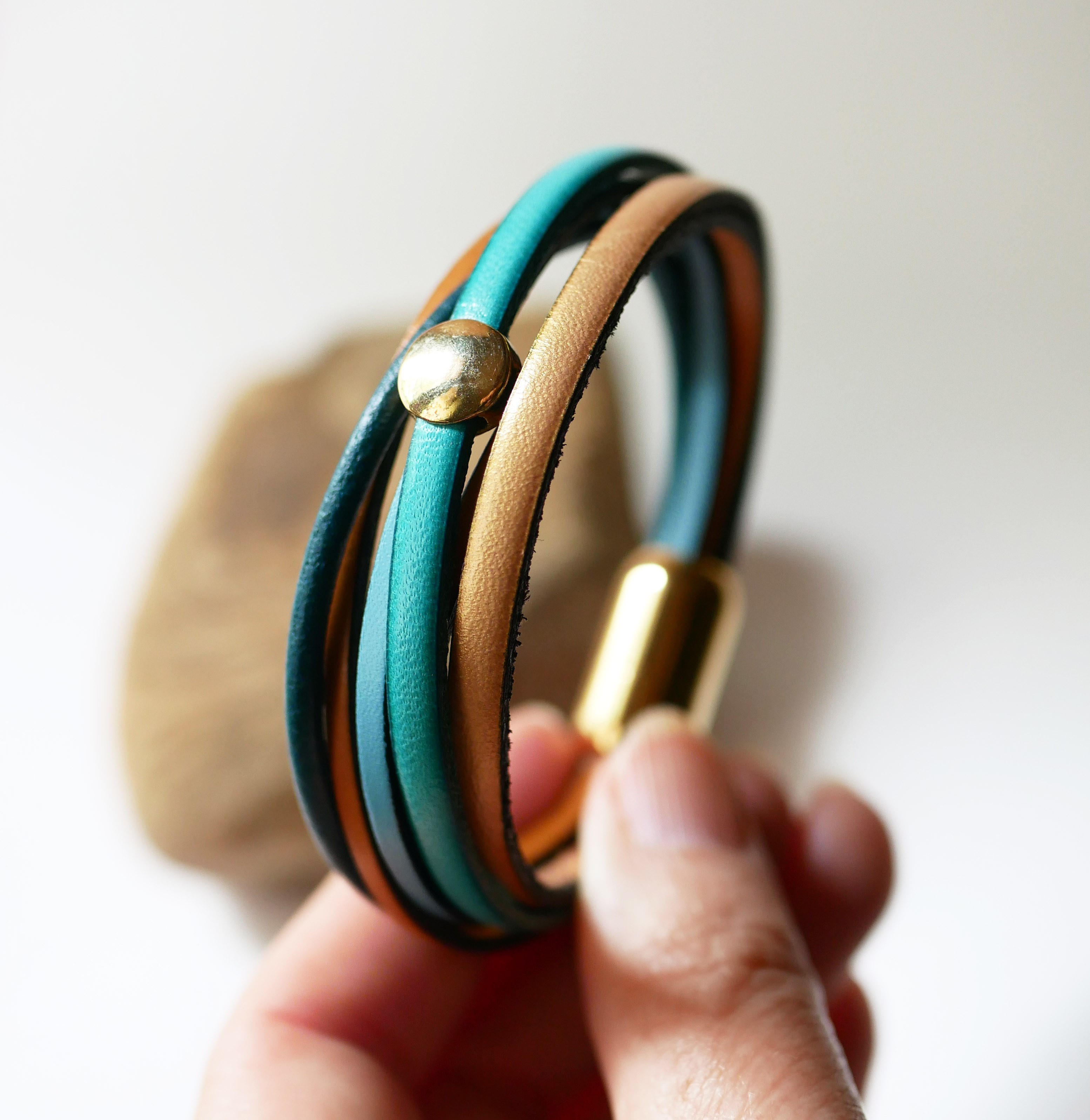 Pulseira de punho em pele azul e dourada para senhora