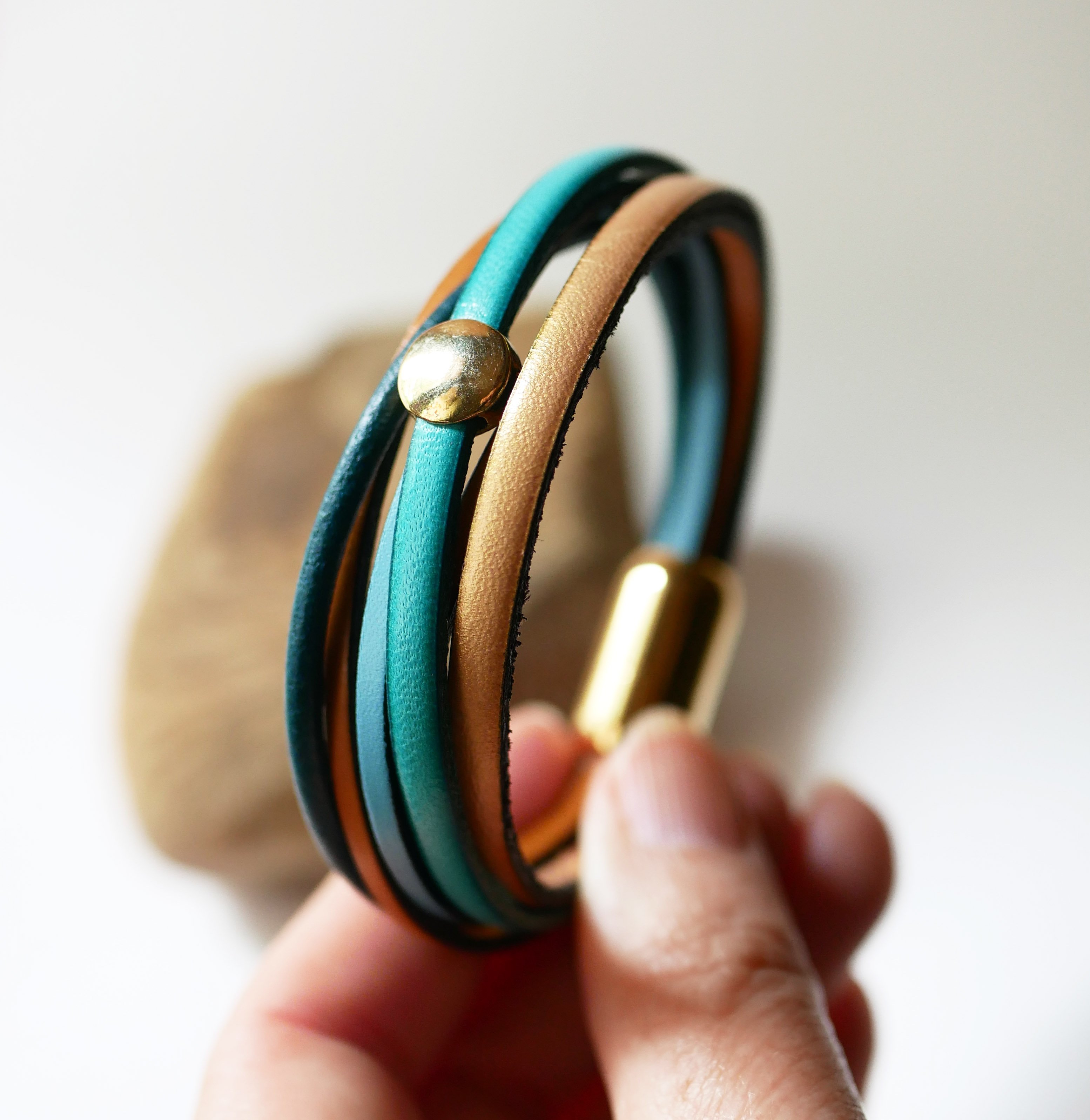 Pulseira de punho em pele azul e dourada para senhora