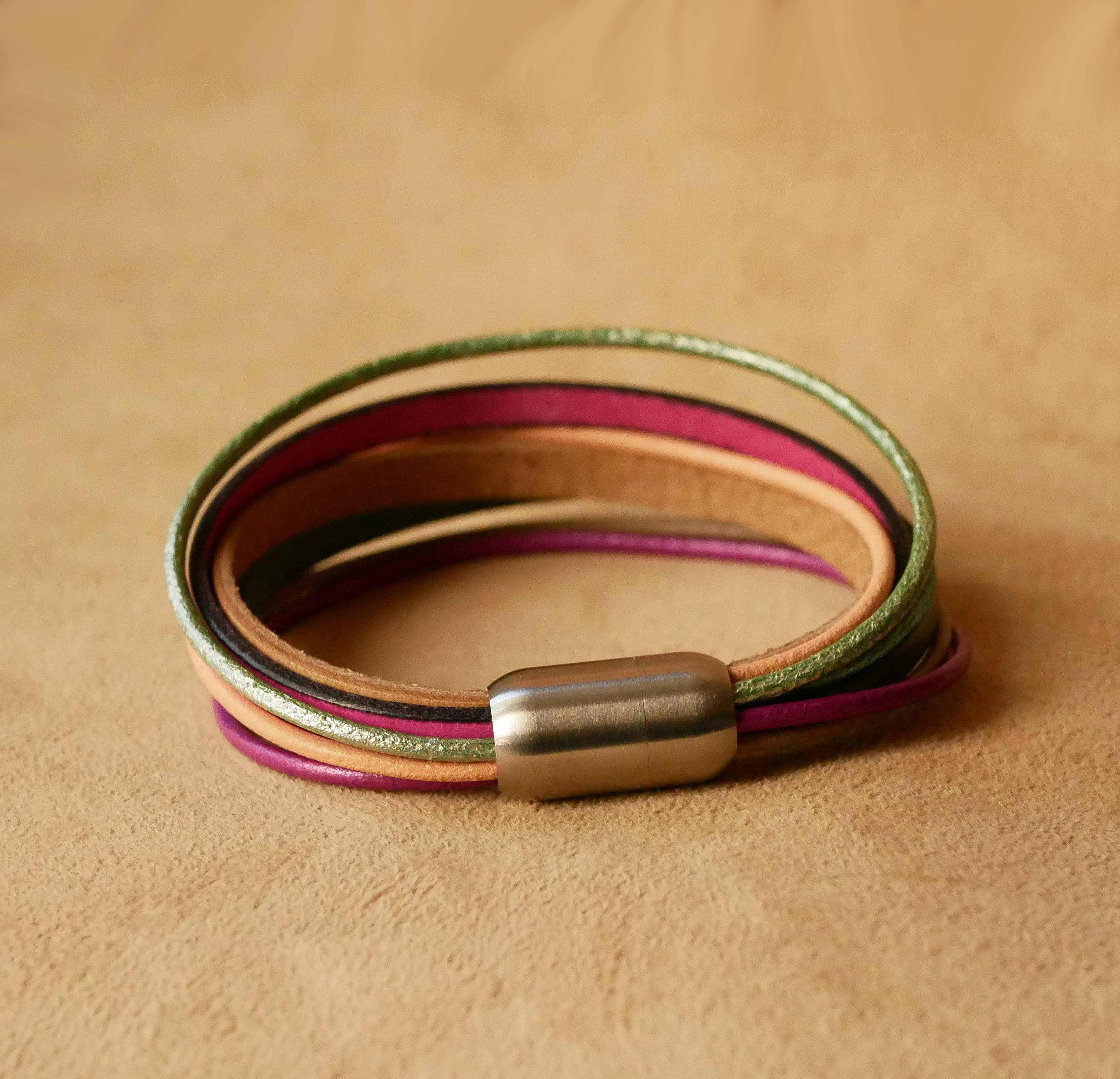 Pulseira de punho multi-couro para mulher em tons de primavera