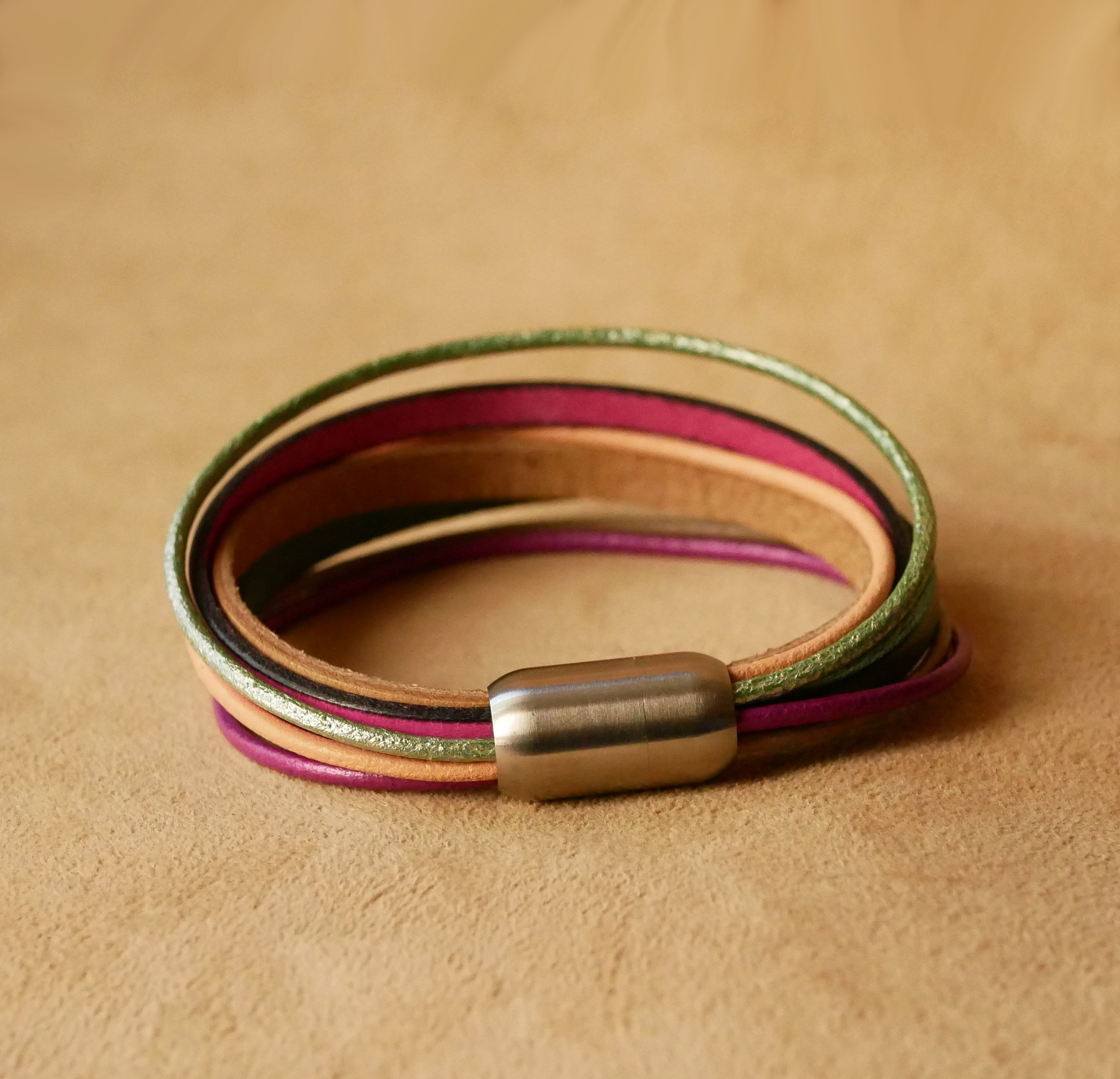 Pulseira de punho multi-couro para mulher em tons de primavera