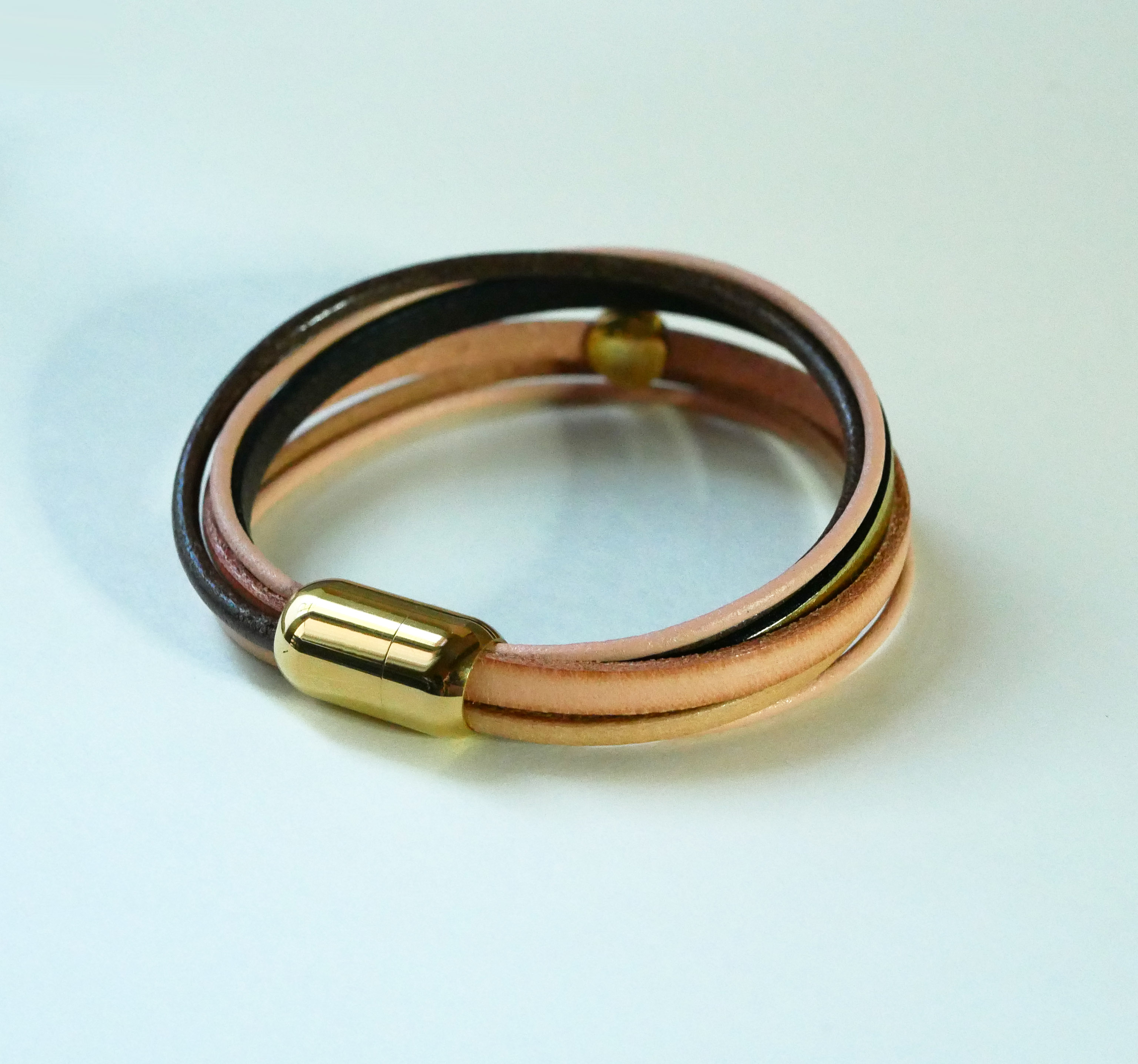 Pulseira de punho multi-couro em pêssego e ouro para mulher