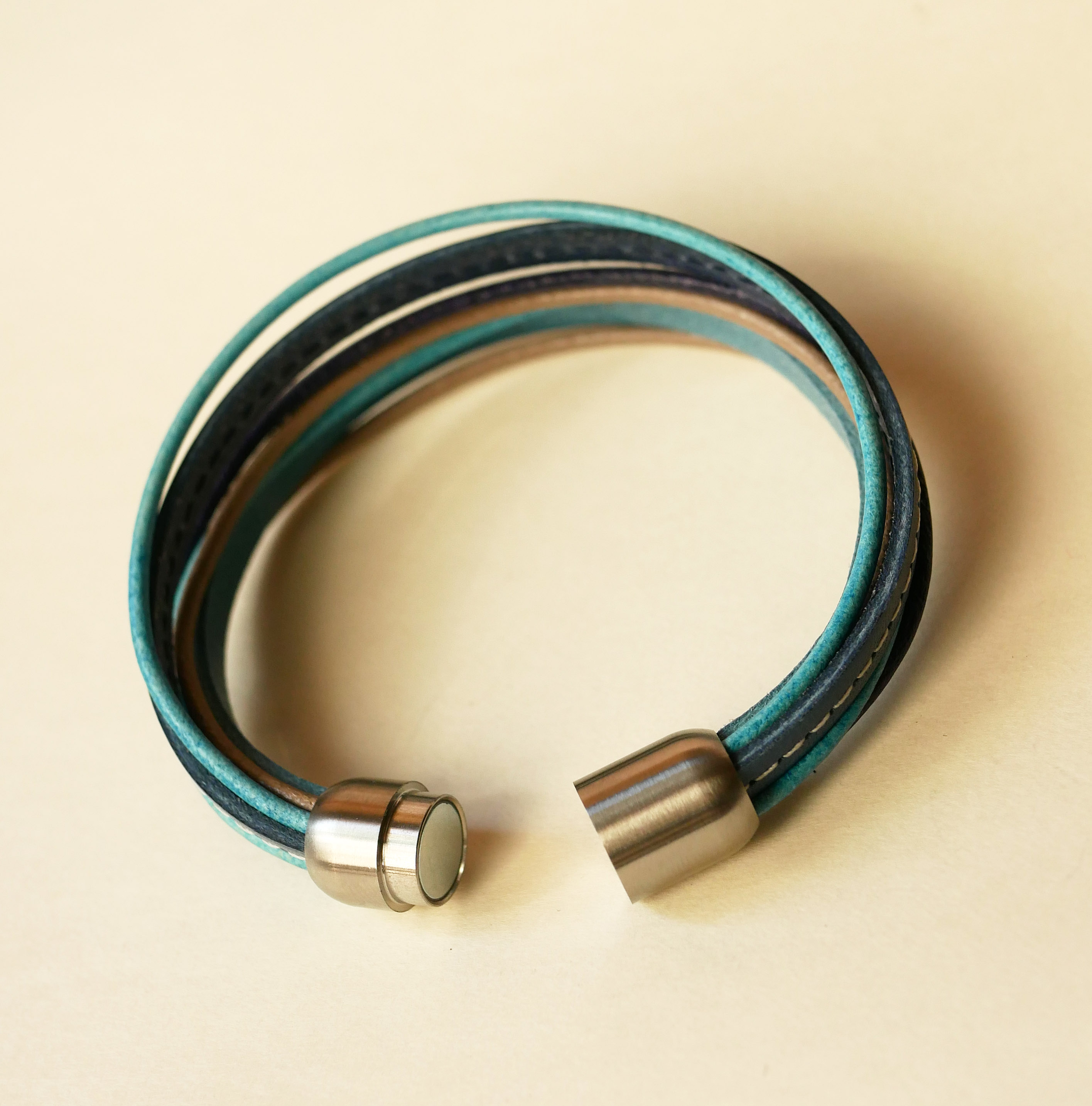 Pulseira de punho em pele para mulher em tons de azul