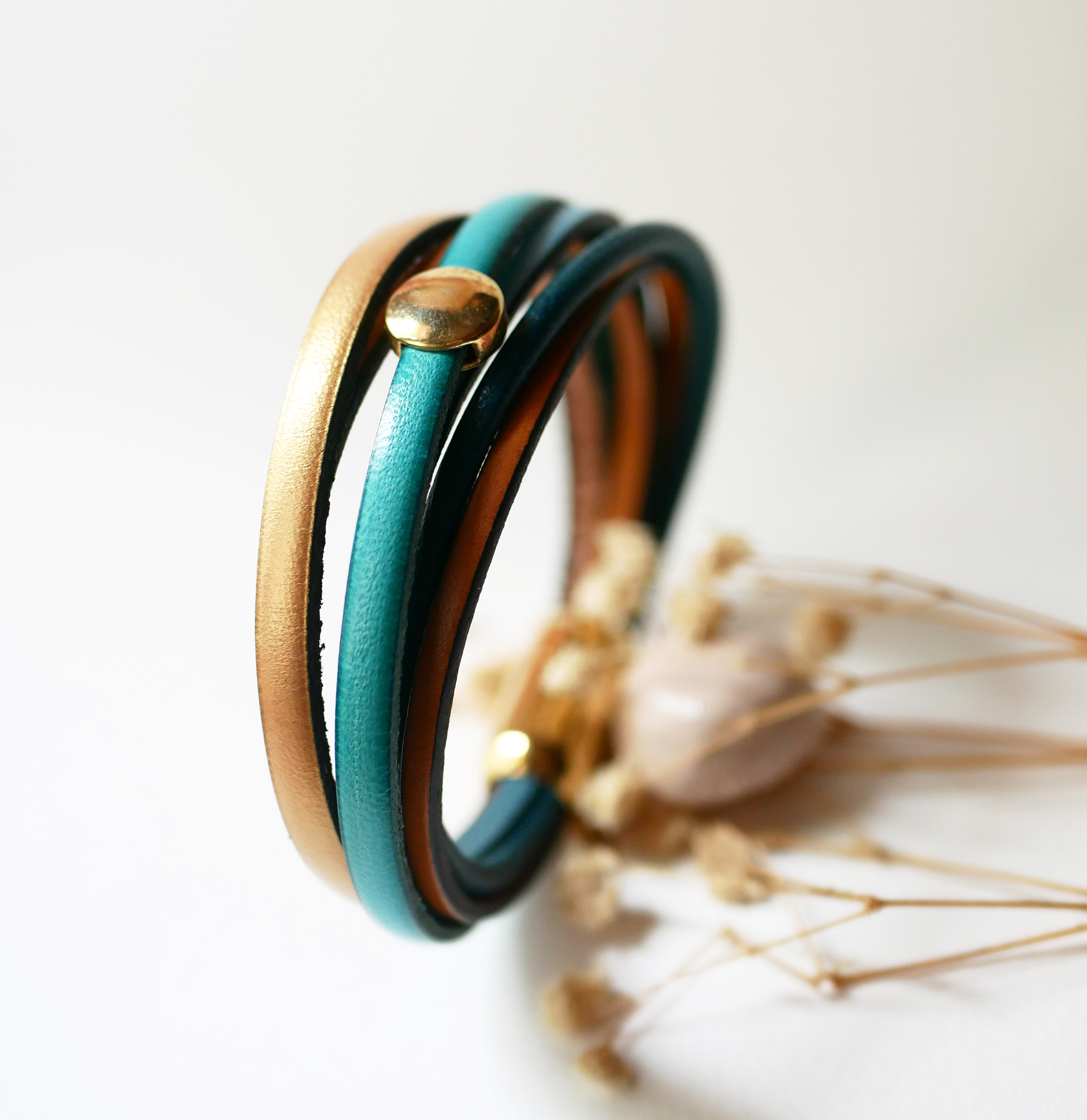 Pulseira de punho em pele azul e dourada para senhora