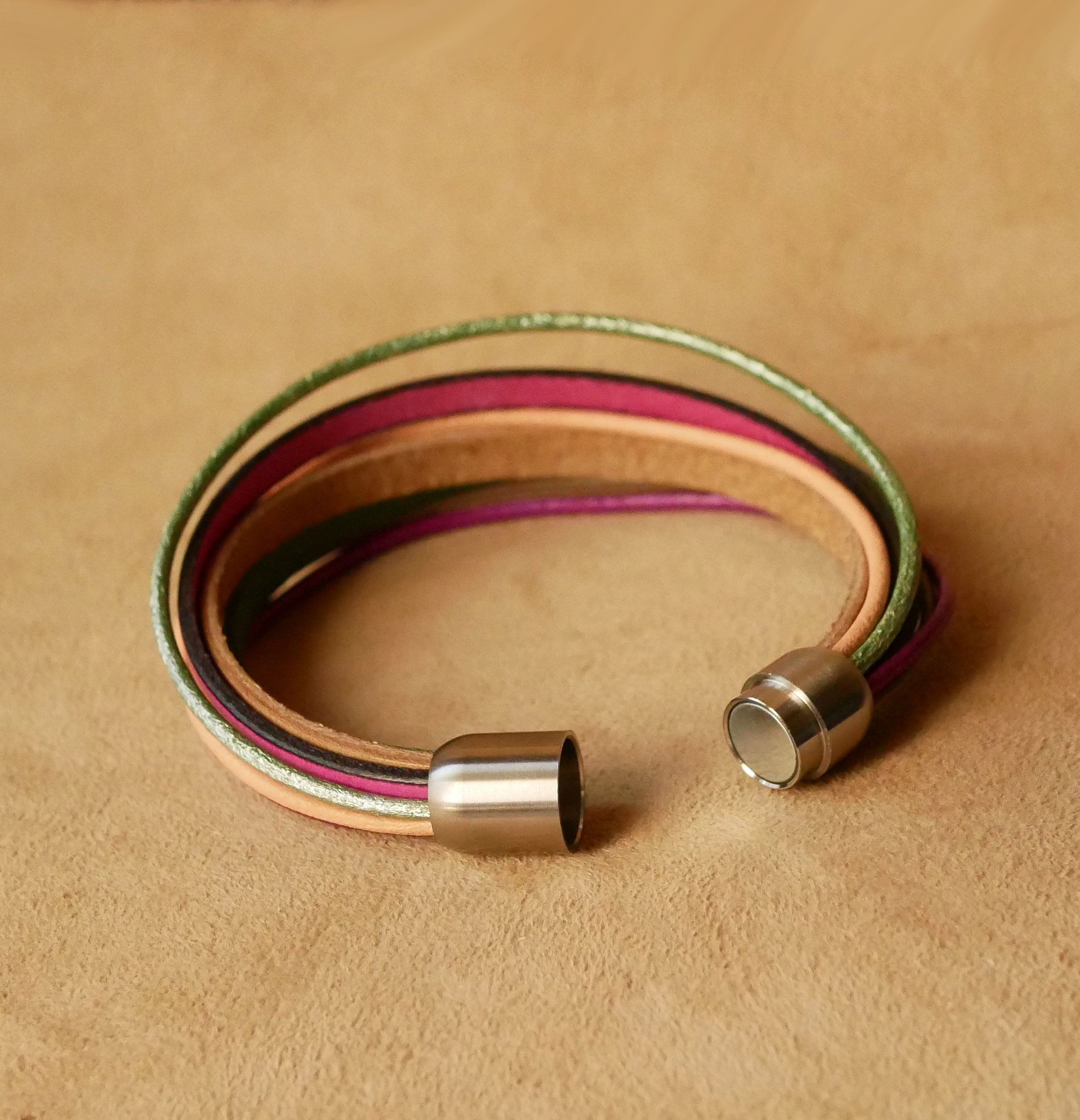 Pulseira de punho multi-couro para mulher em tons de primavera