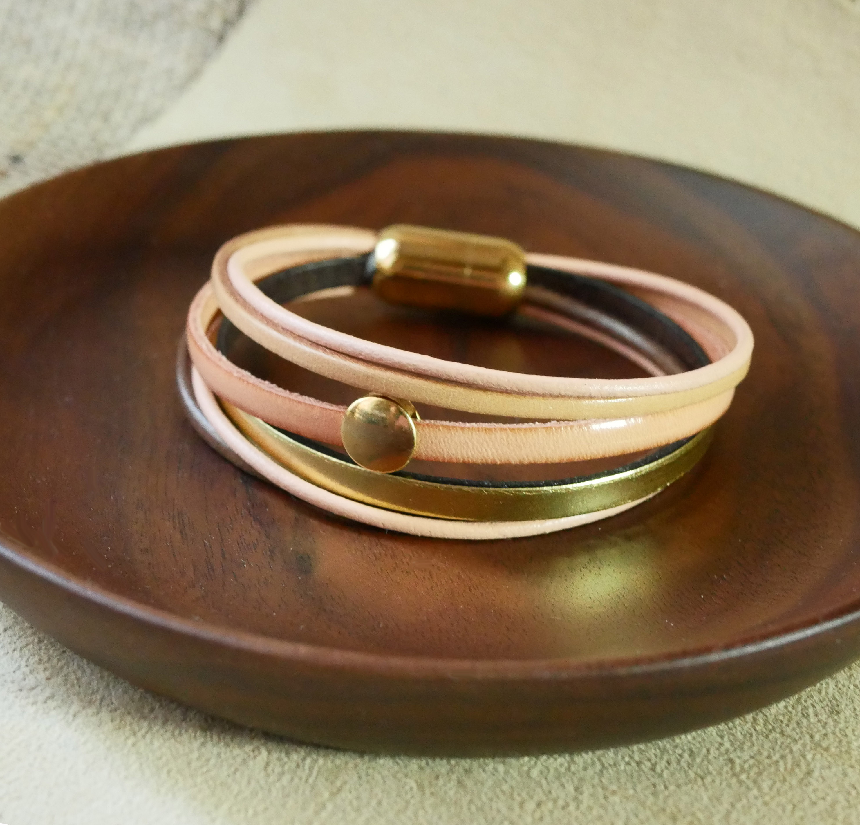 Pulseira de punho multi-couro em pêssego e ouro para mulher