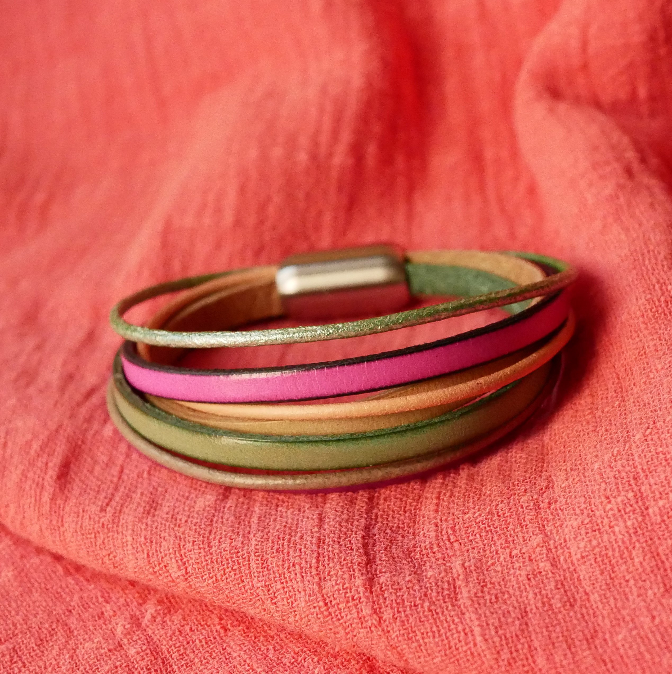 Pulseira de punho multi-couro para mulher em tons de primavera