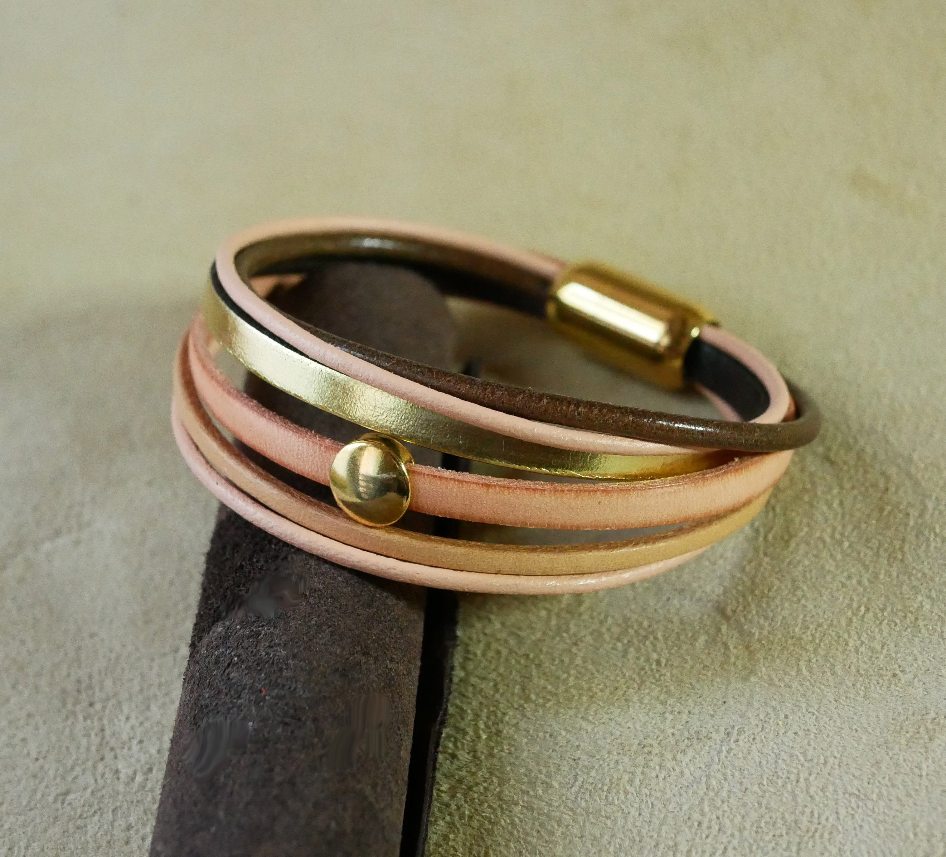Pulseira de punho multi-couro em p&ecirc;ssego e ouro para mulher