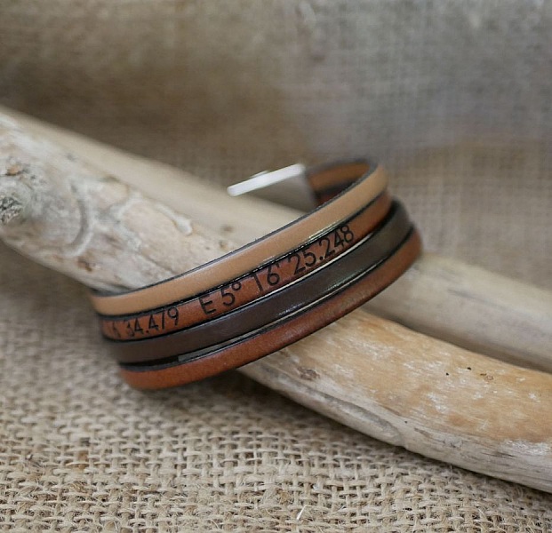 Bracelet manchette multi cuir personnalisable avec message grav&eacute;