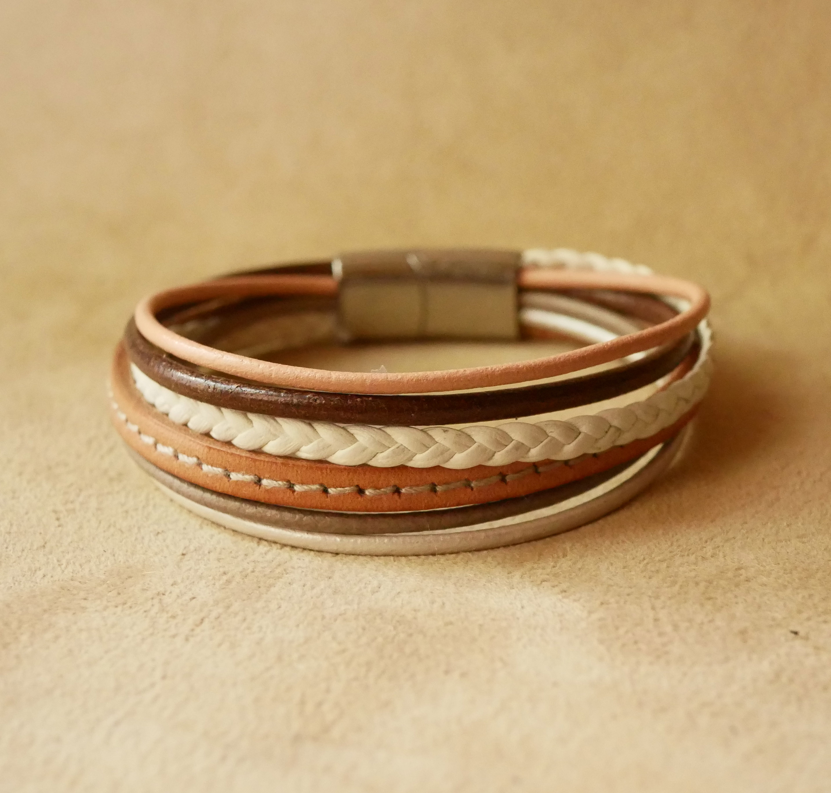 Pulseira de punho em pele para mulher em tons de bege