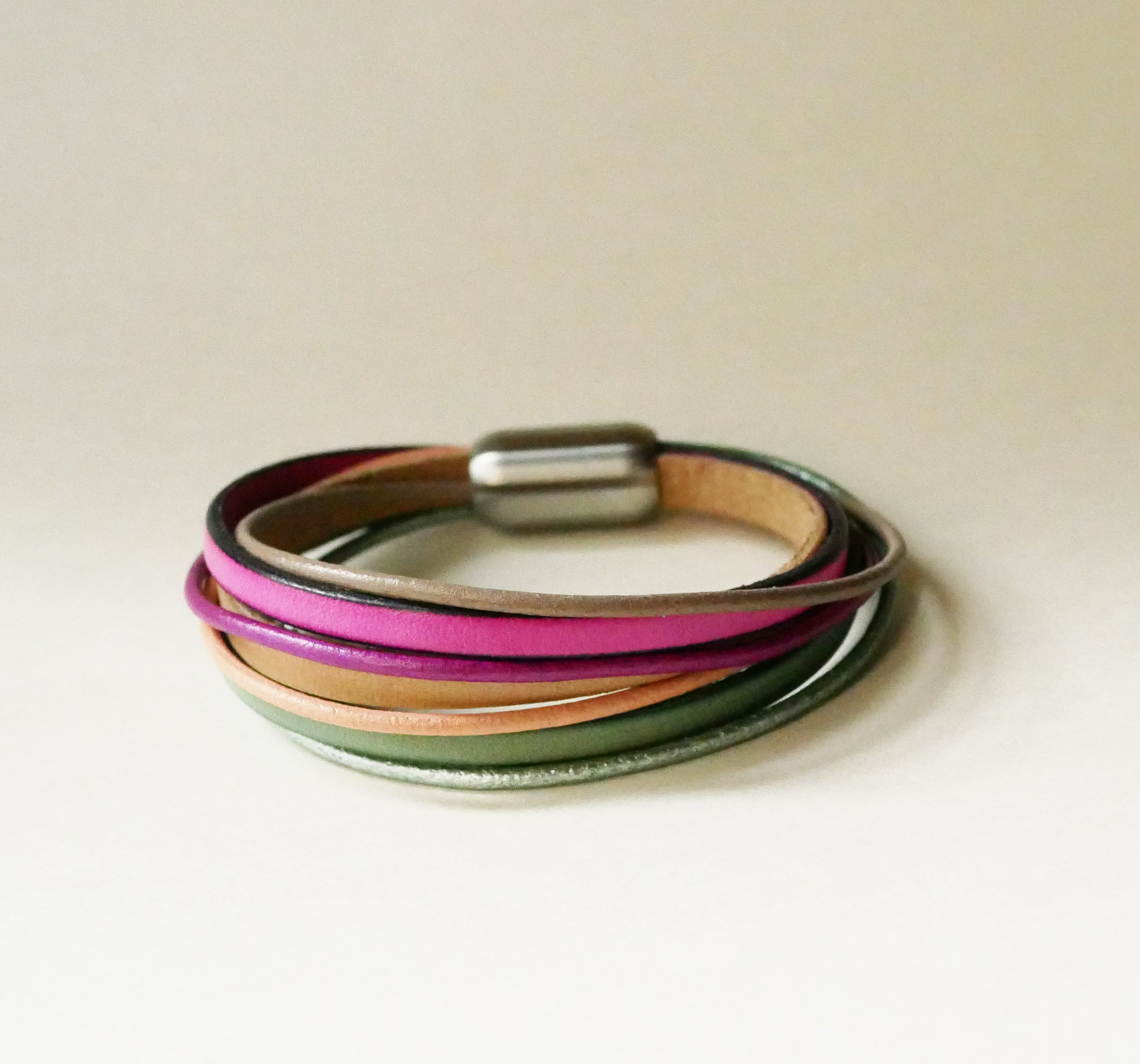 Pulseira de punho multi-couro para mulher em tons de primavera