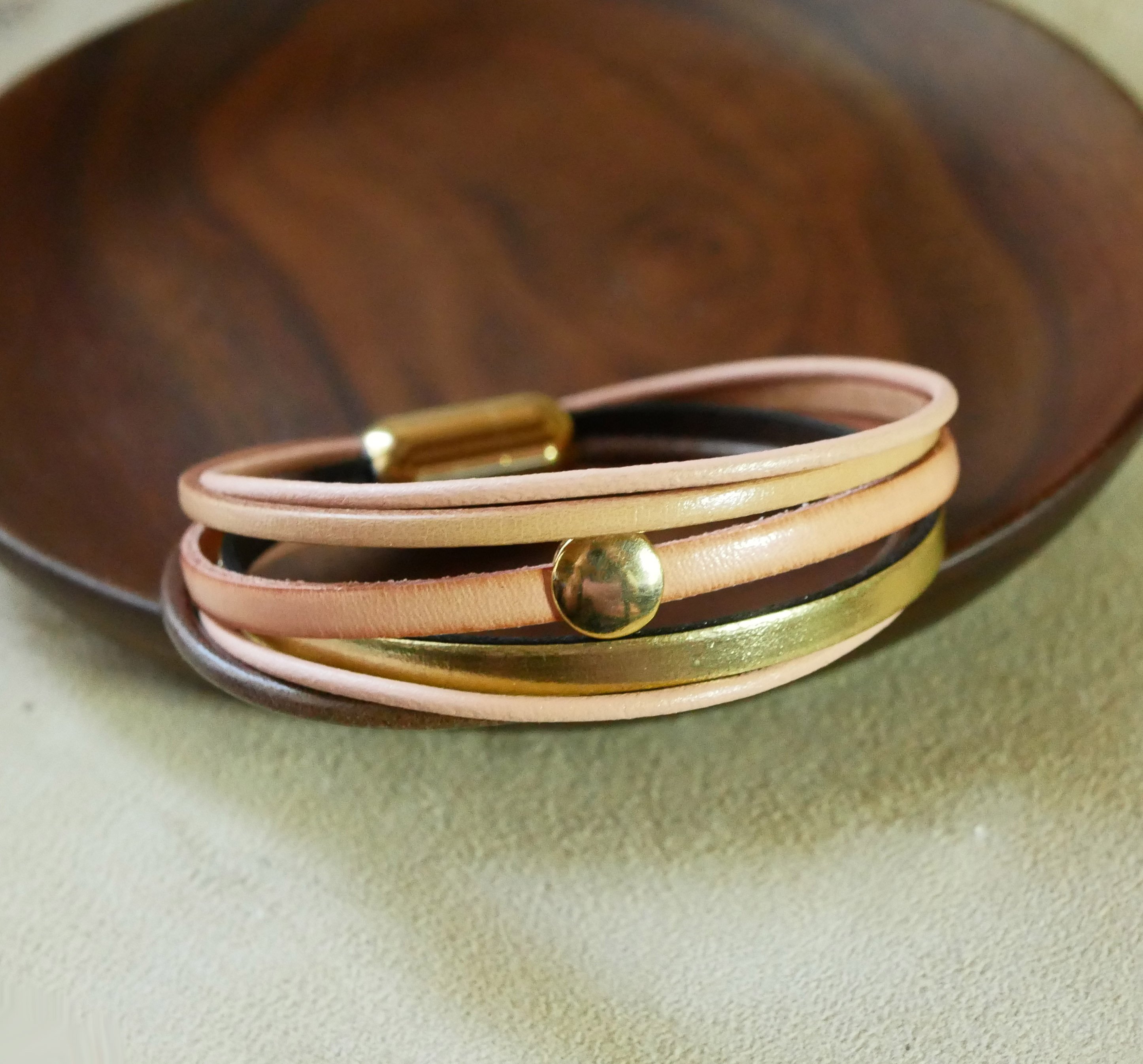 Pulseira de punho multi-couro em pêssego e ouro para mulher
