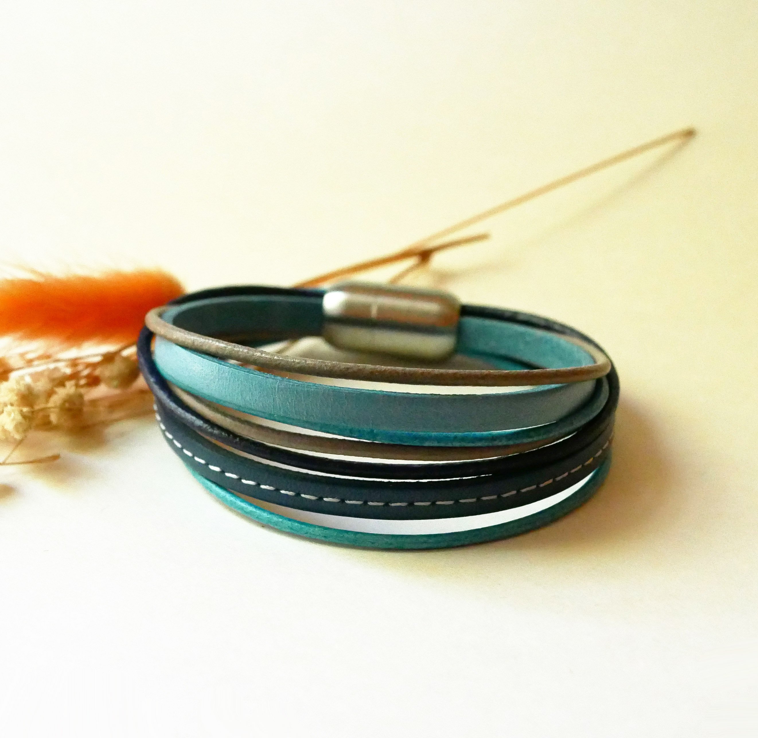 Pulseira de punho em pele para mulher em tons de azul