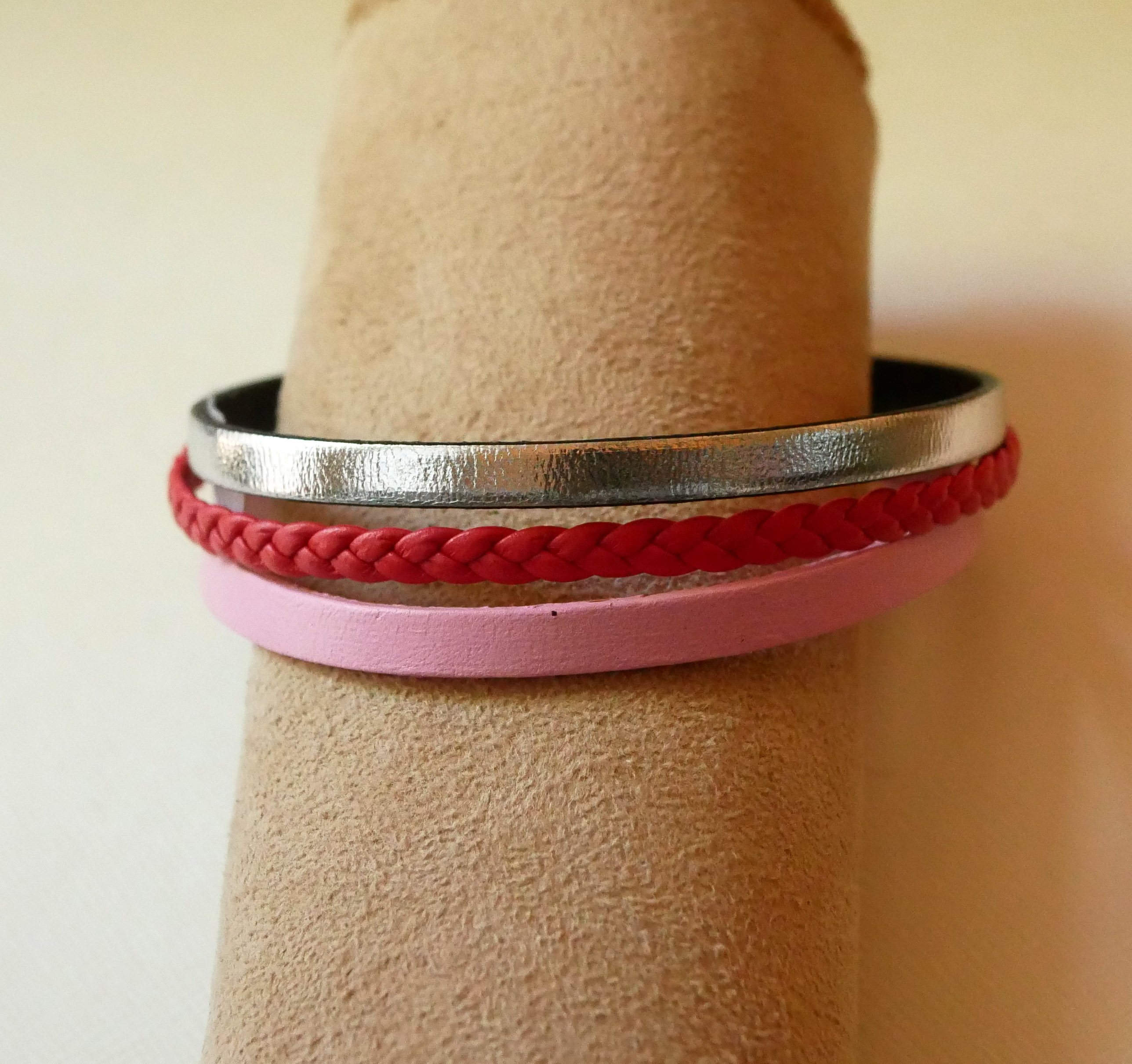 Pulseira de punho em pele coral vermelha e prateada e multi-couro cor-de-rosa