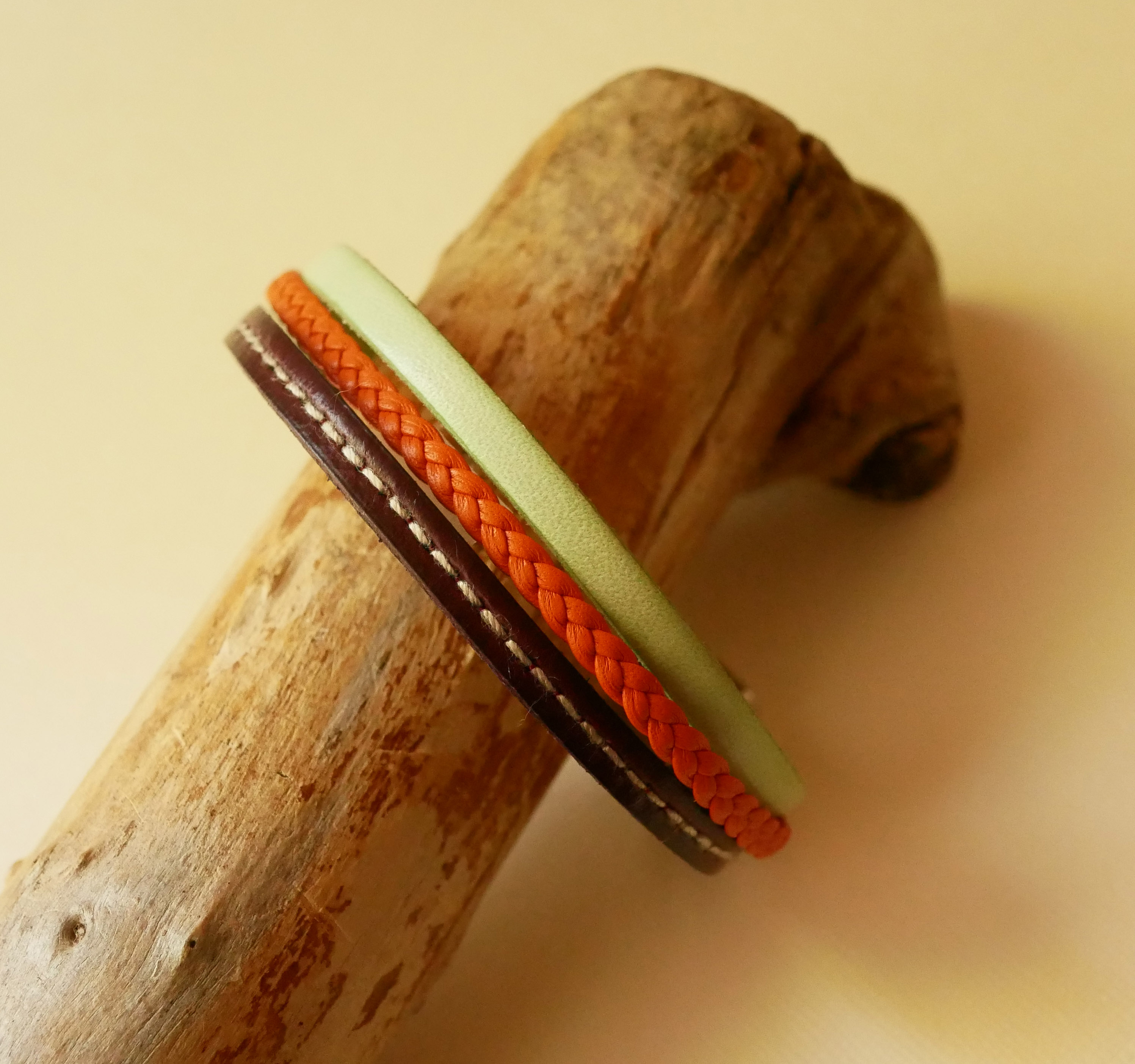 Pulseira de punho em pele múltipla com amêndoa, trança laranja e costura bordeaux