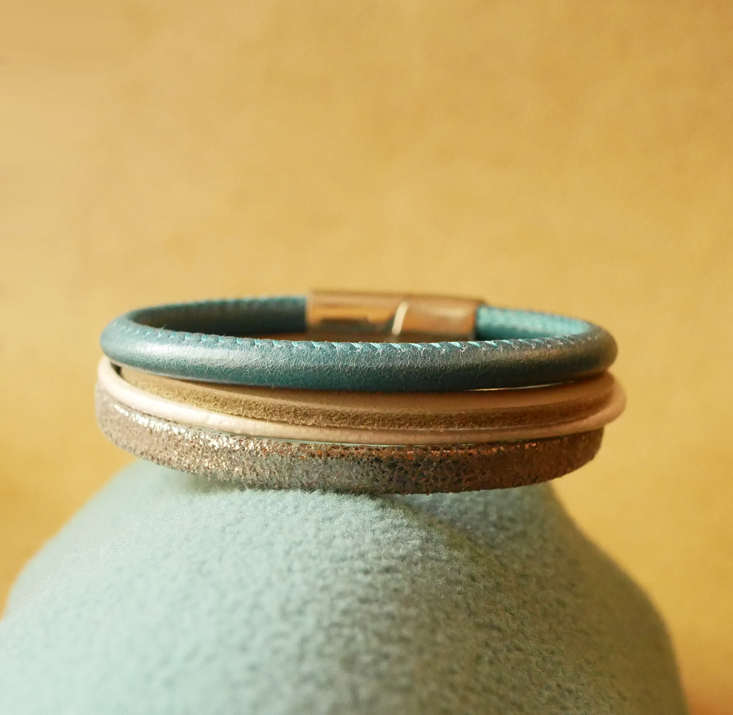 Pulseira de punho em pele azul e prateada