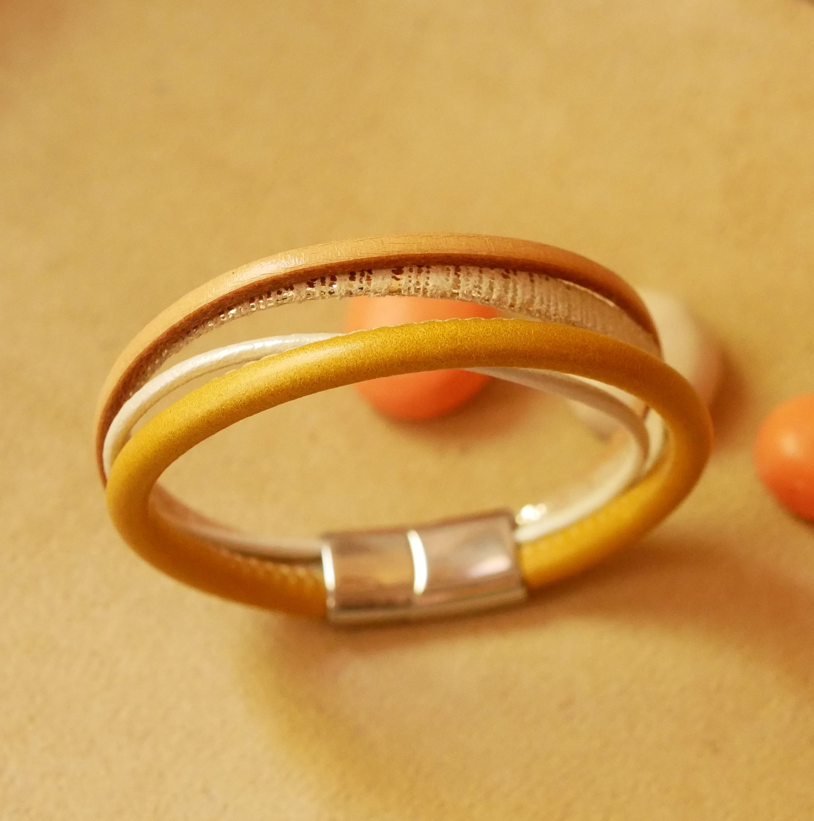 Pulseira de punho em multi-couro bege e dourado