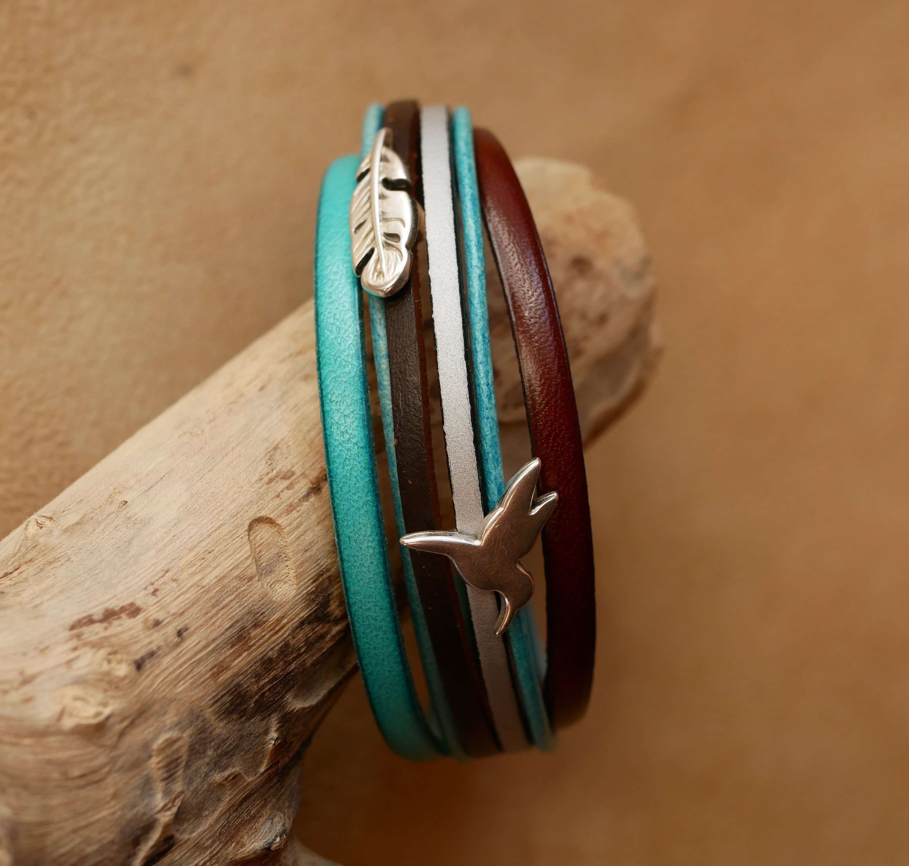 Pulseira de punho em turquesa e couro castanho com 2 argolas prateadas