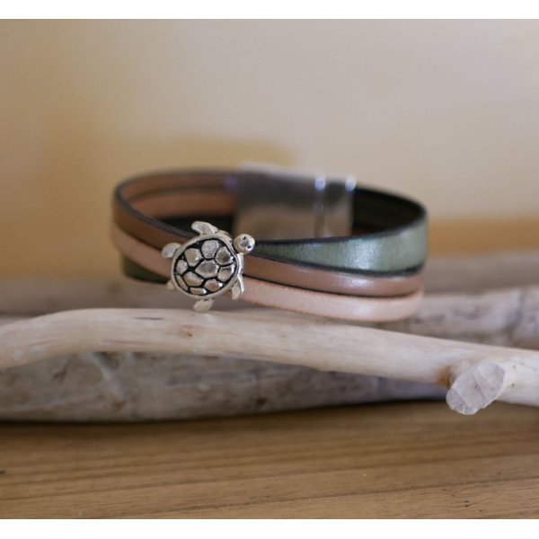 Pulseira de punho de couro com desenho de tartaruga e fecho magn&eacute;tico grande