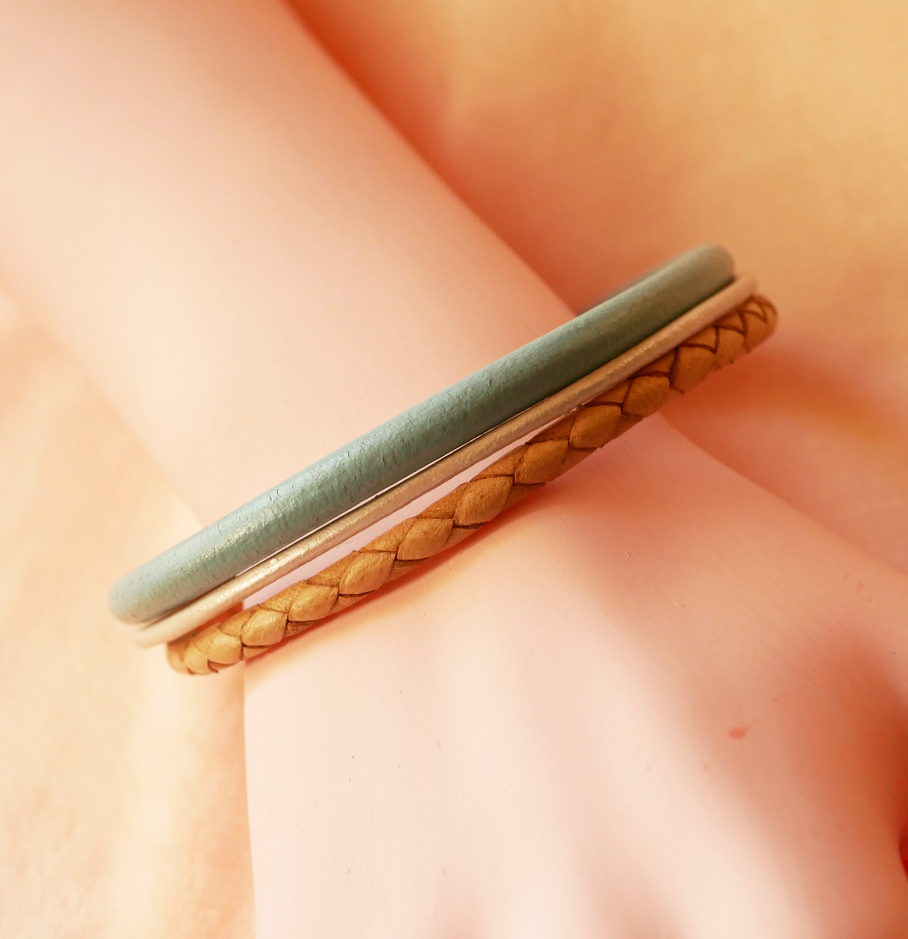 Pulseira de punho em pele bege e turquesa