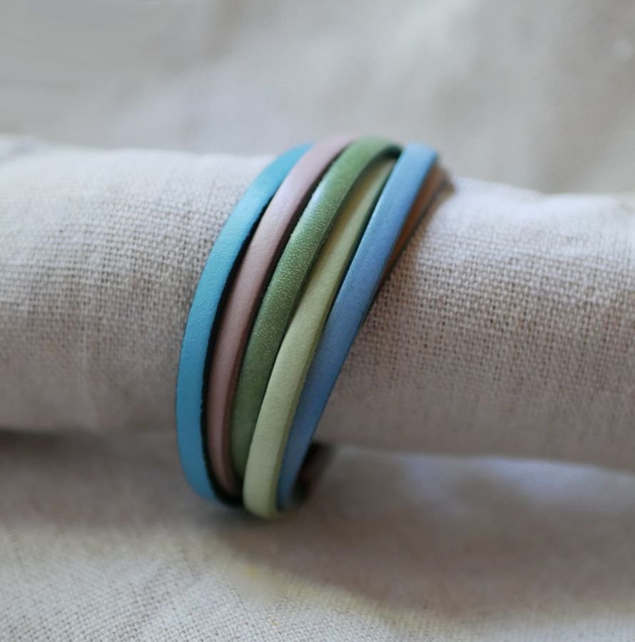 Pulseira de punho de couro múltiplo em cores pastel