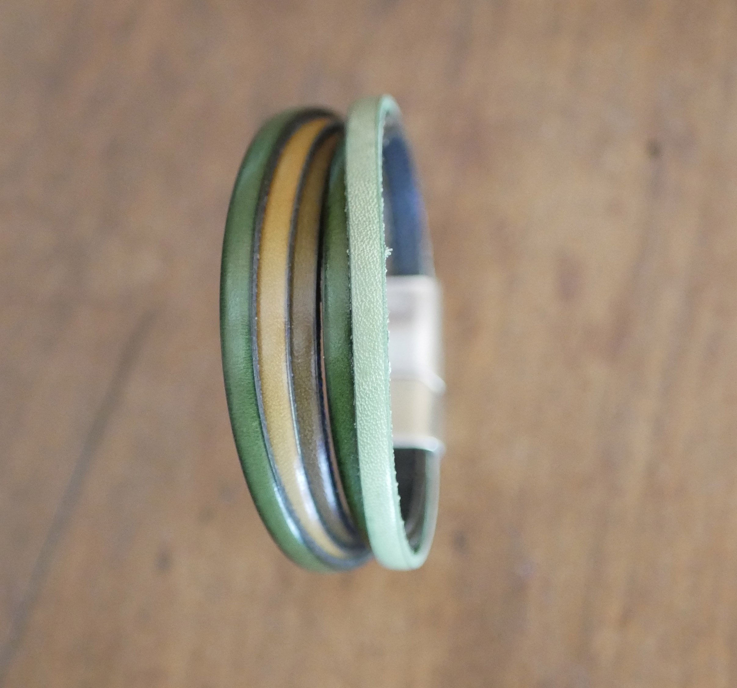 Pulseira de punho em pele em tons de verde