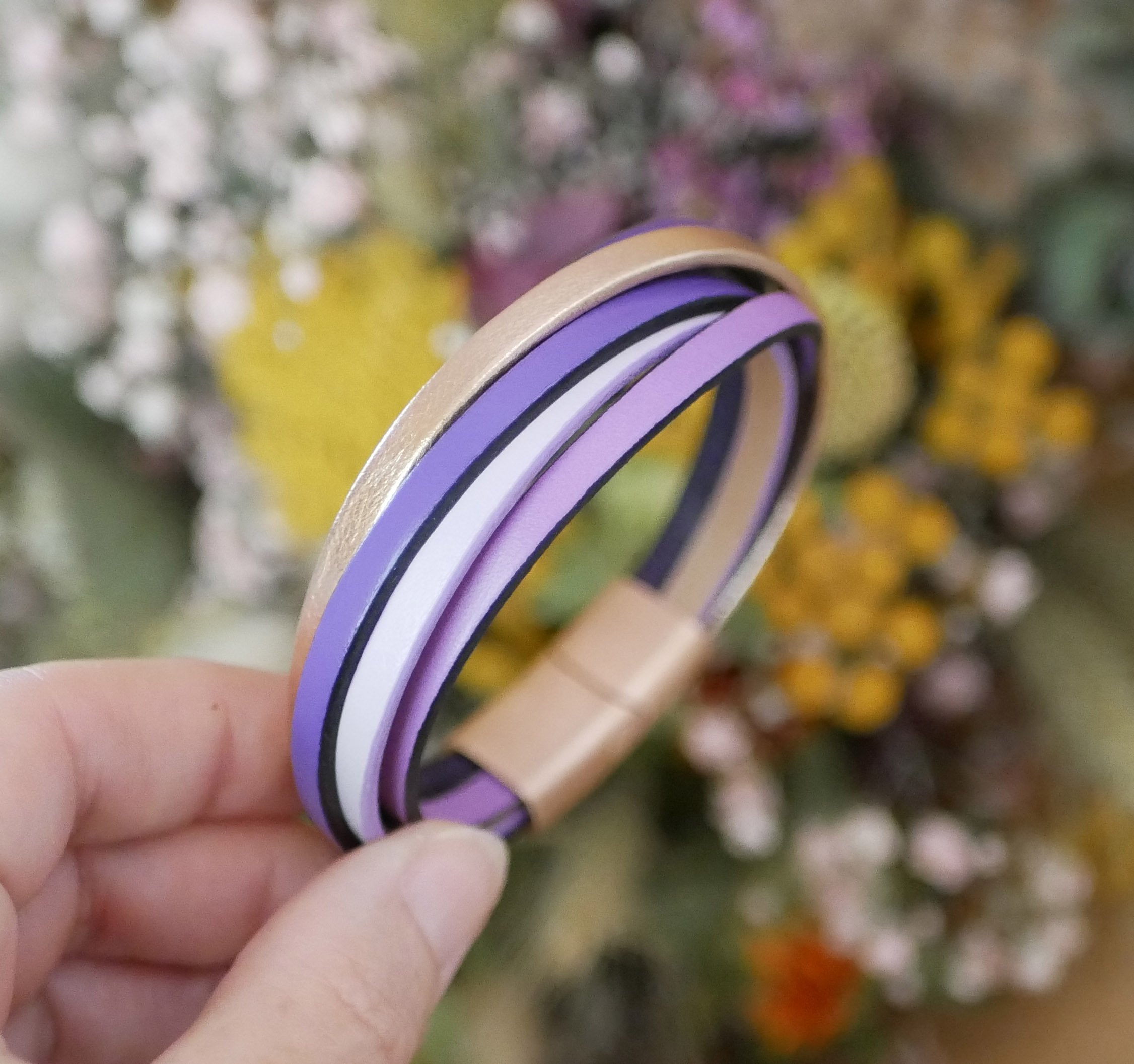 Pulseira de punho em pele em tons de violeta e ouro rosa