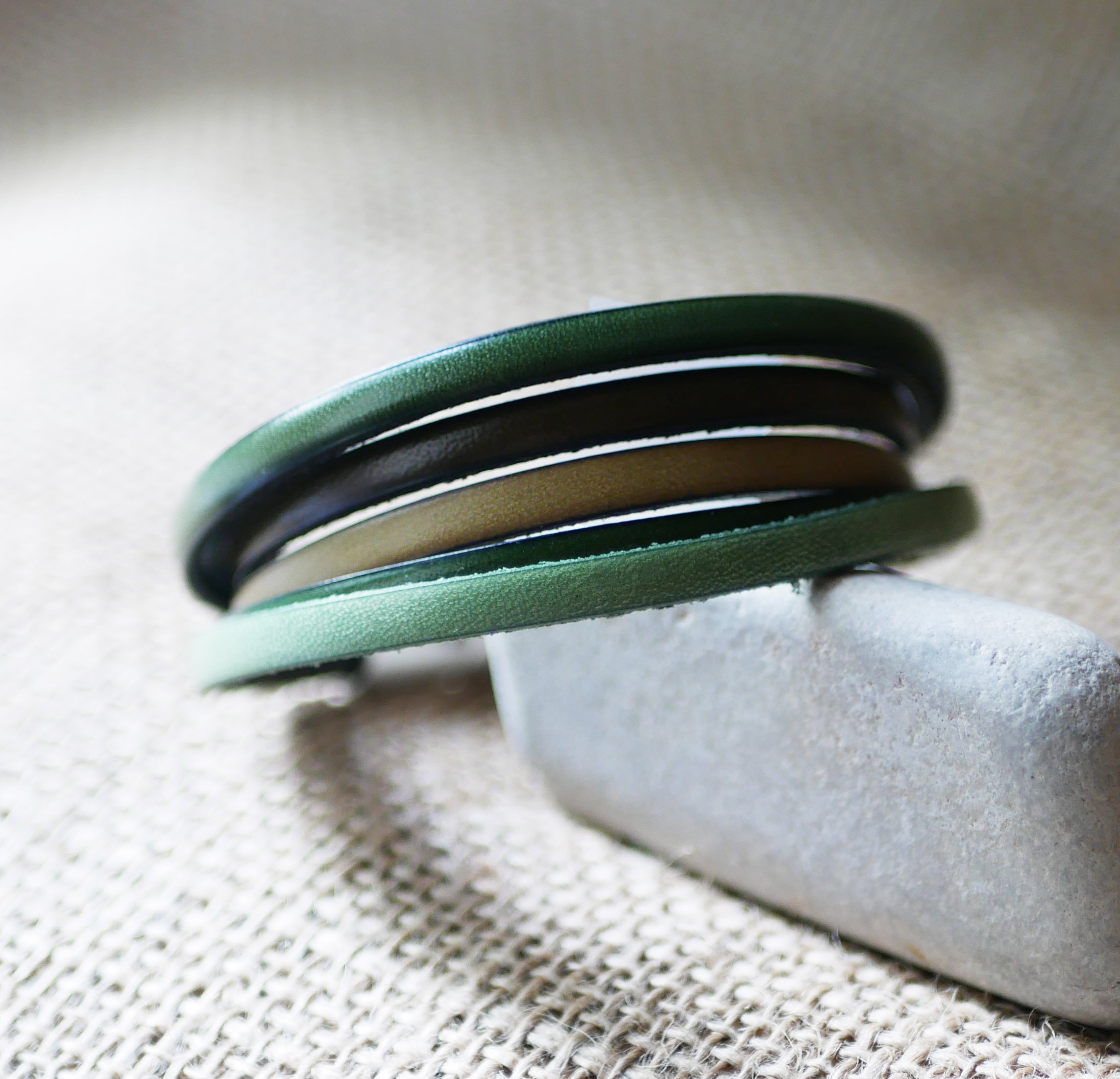 Pulseira de punho em pele em tons de verde