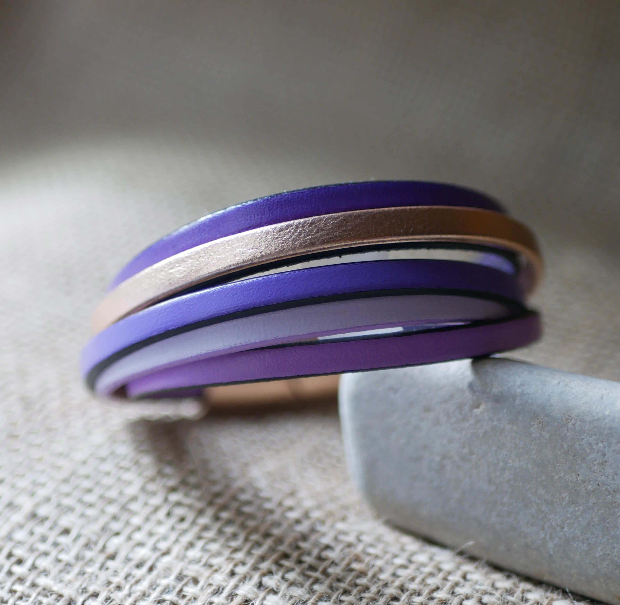 Pulseira de punho em pele em tons de violeta e ouro rosa