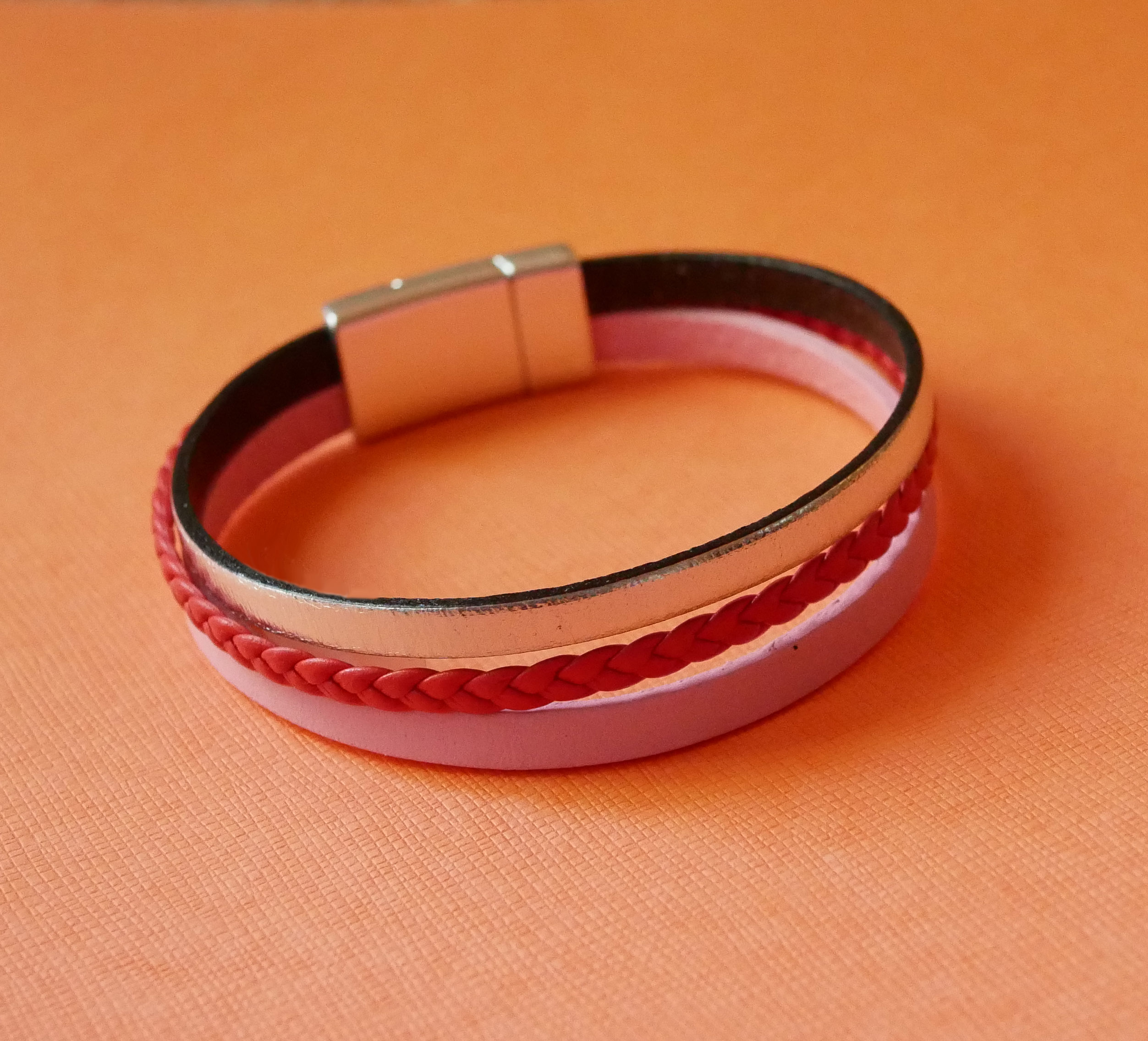 Pulseira de punho em pele coral vermelha e prateada e multi-couro cor-de-rosa