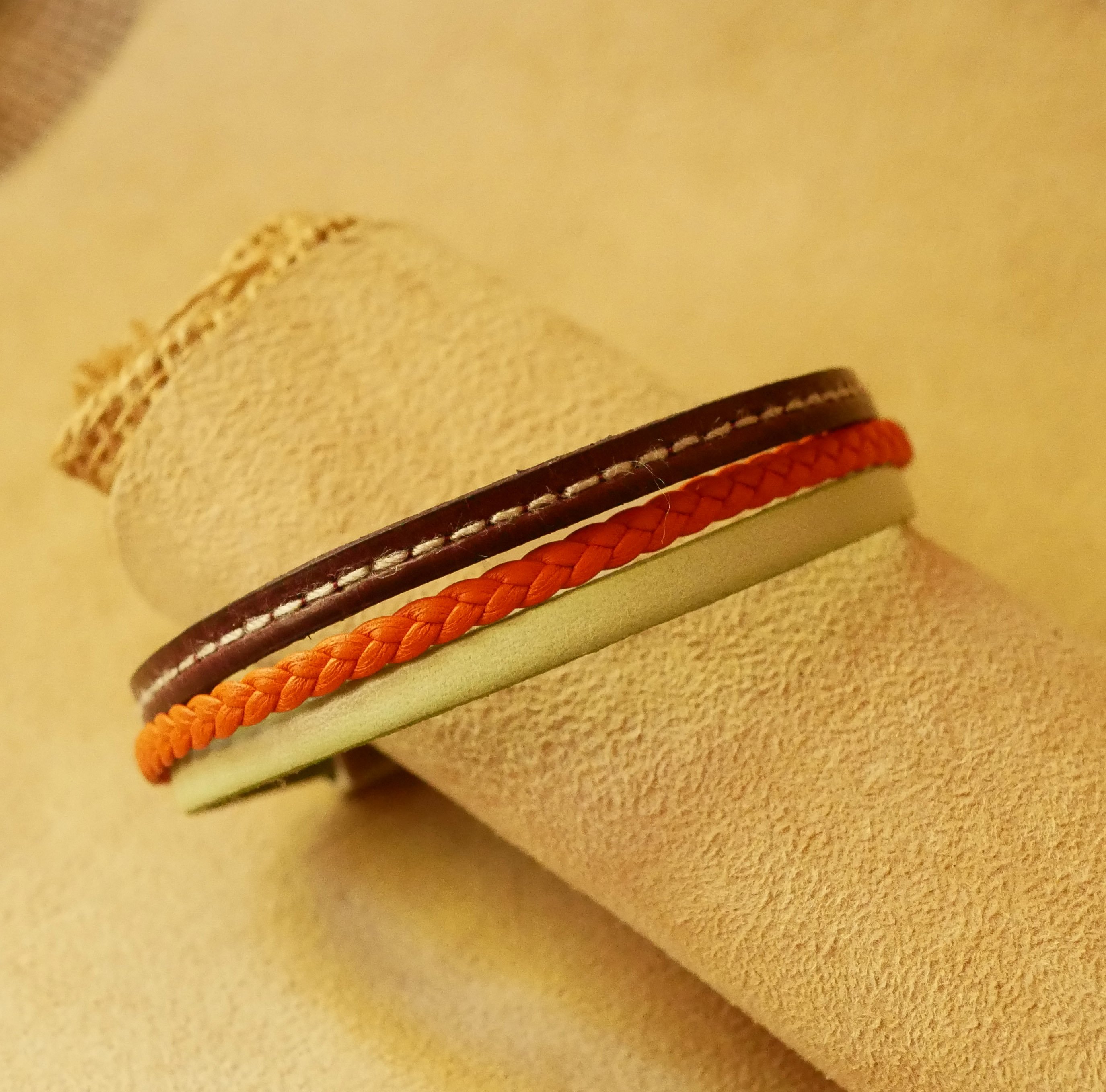 Pulseira de punho em pele múltipla com amêndoa, trança laranja e costura bordeaux