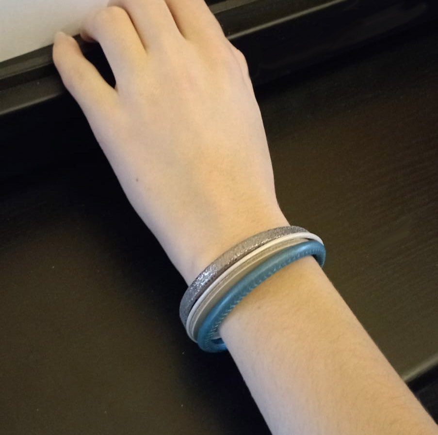Pulseira de punho em pele azul e prateada