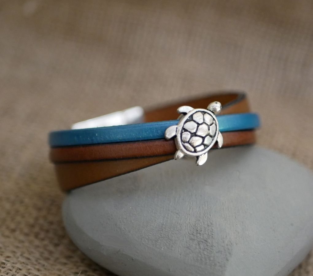 Pulseira de punho de couro com desenho de tartaruga e fecho magnético grande
