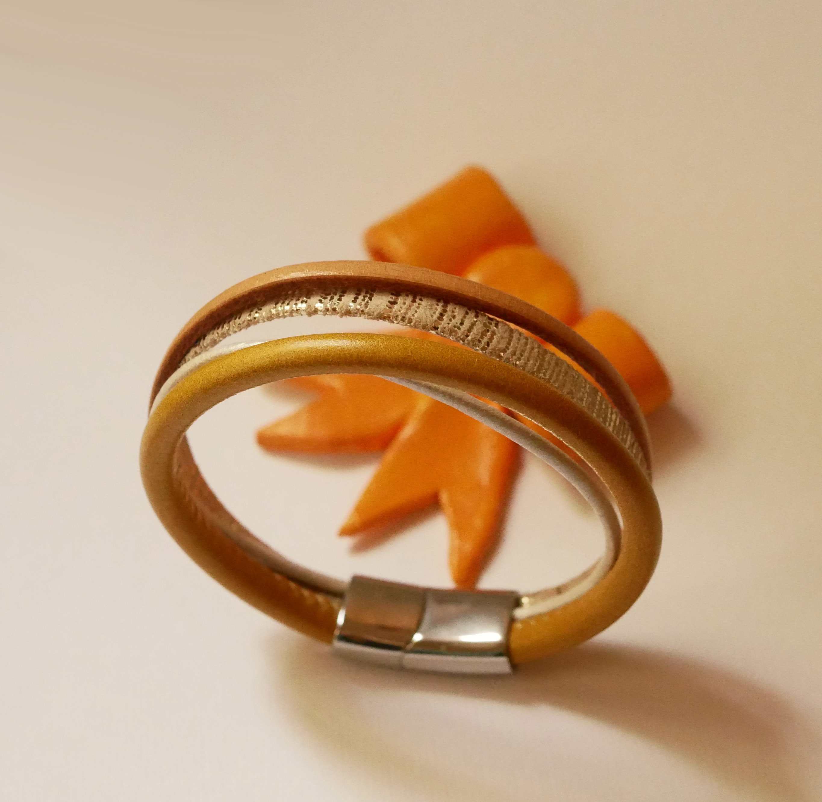 Pulseira de punho em multi-couro bege e dourado