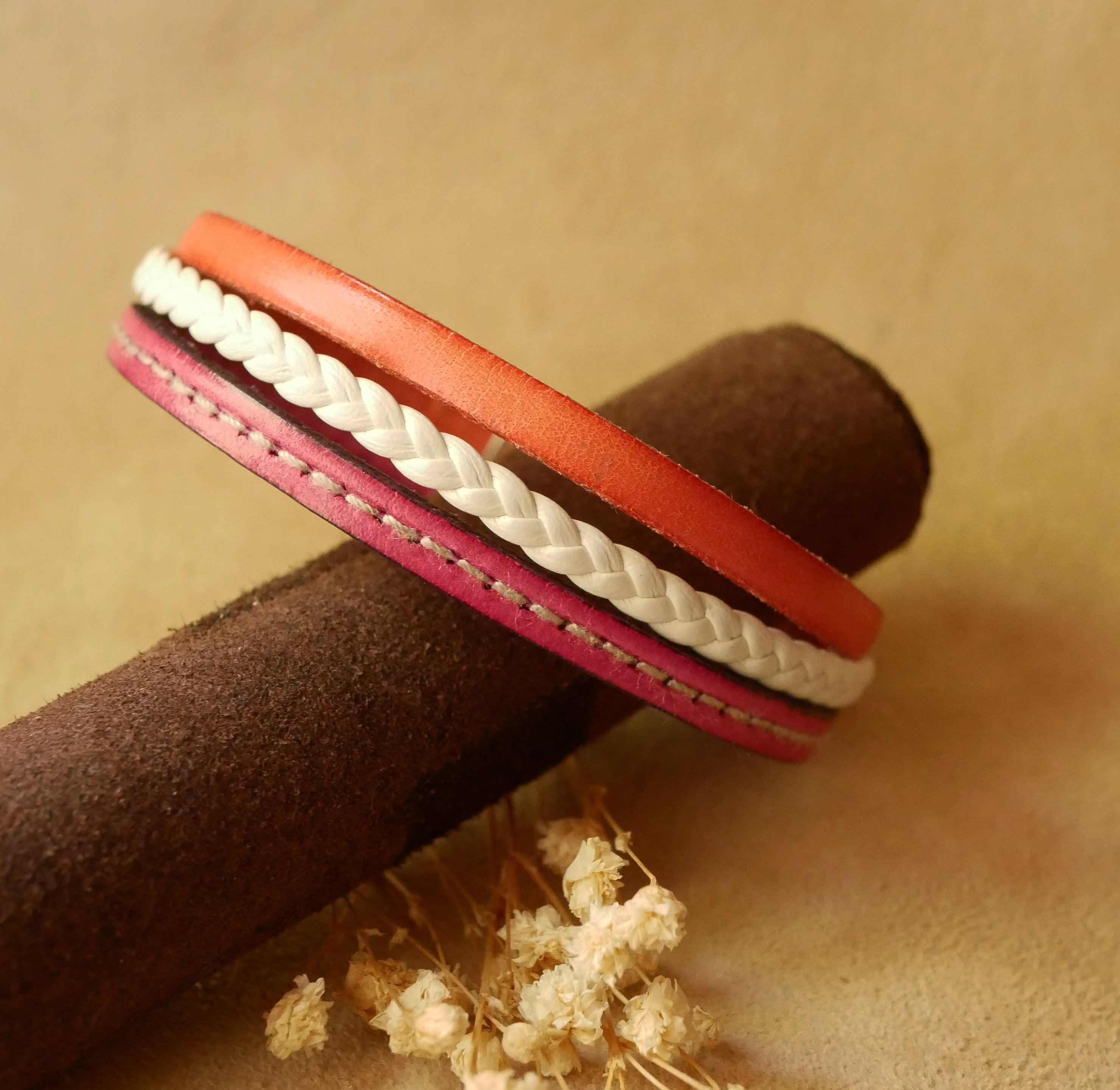 Pulseira de punho entrançado em pele branca e coral
