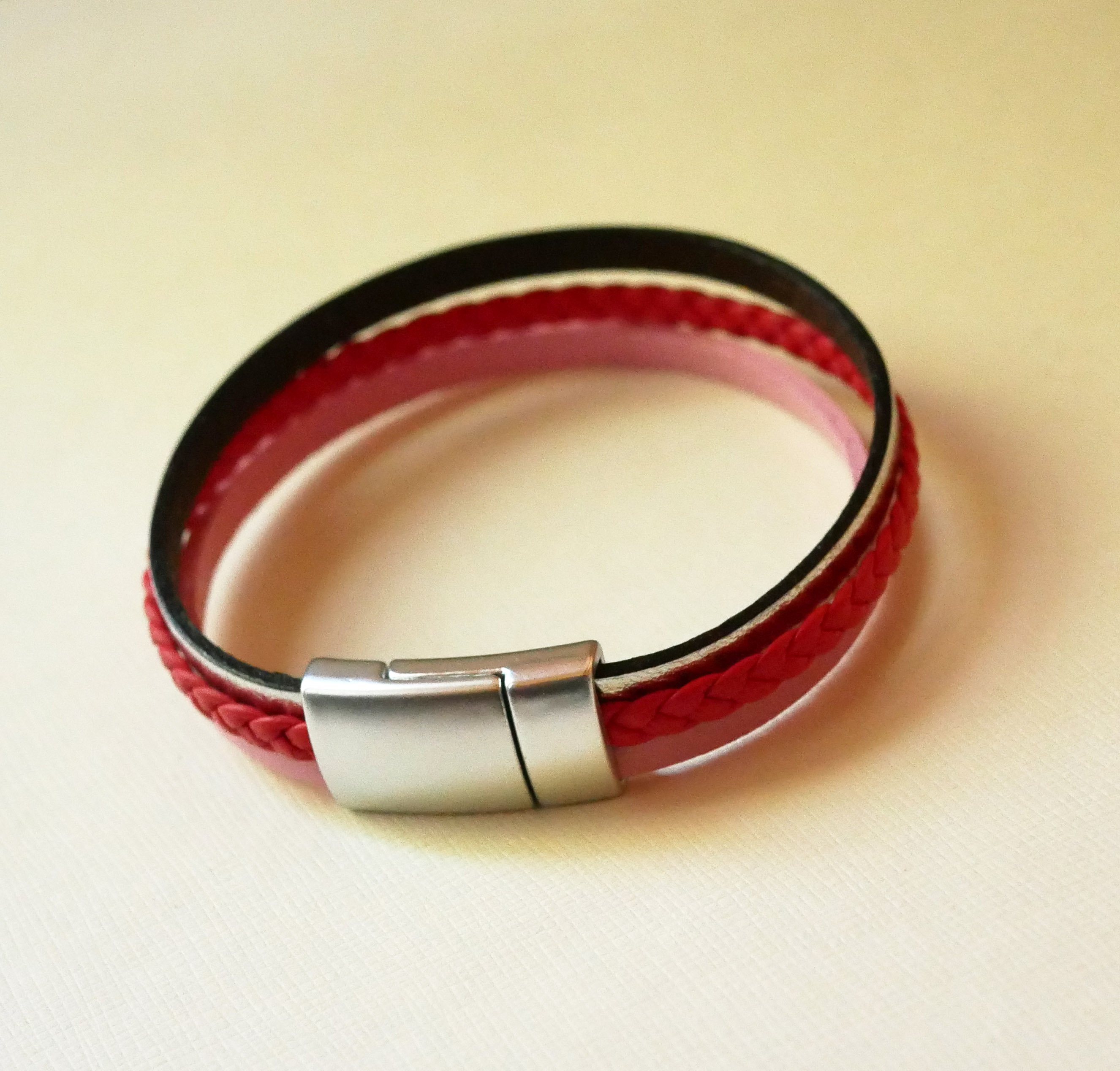 Pulseira de punho em pele coral vermelha e prateada e multi-couro cor-de-rosa