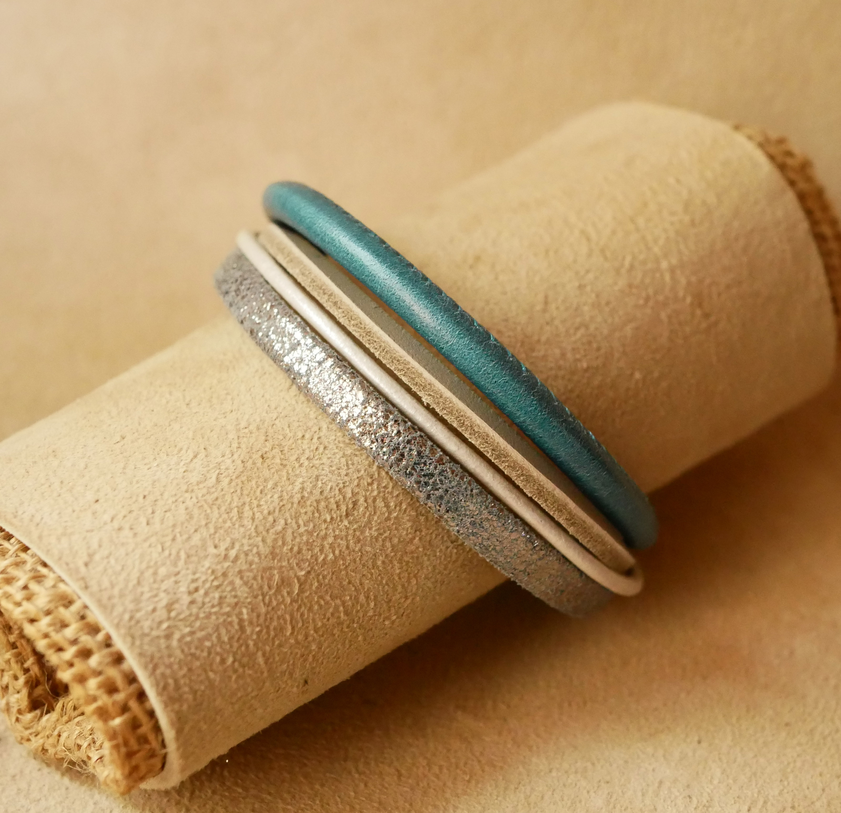 Pulseira de punho em pele azul e prateada
