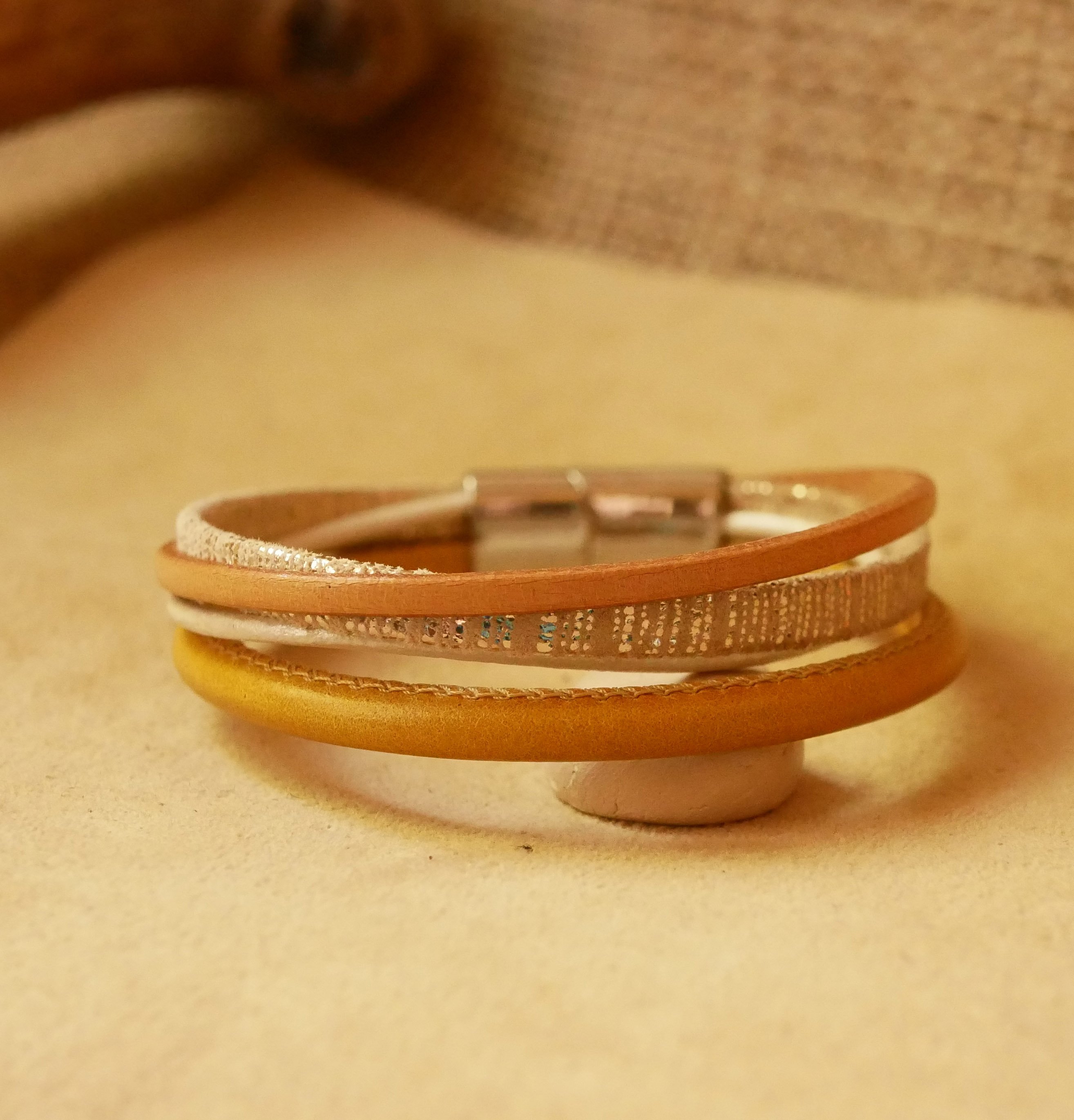Pulseira de punho em multi-couro bege e dourado