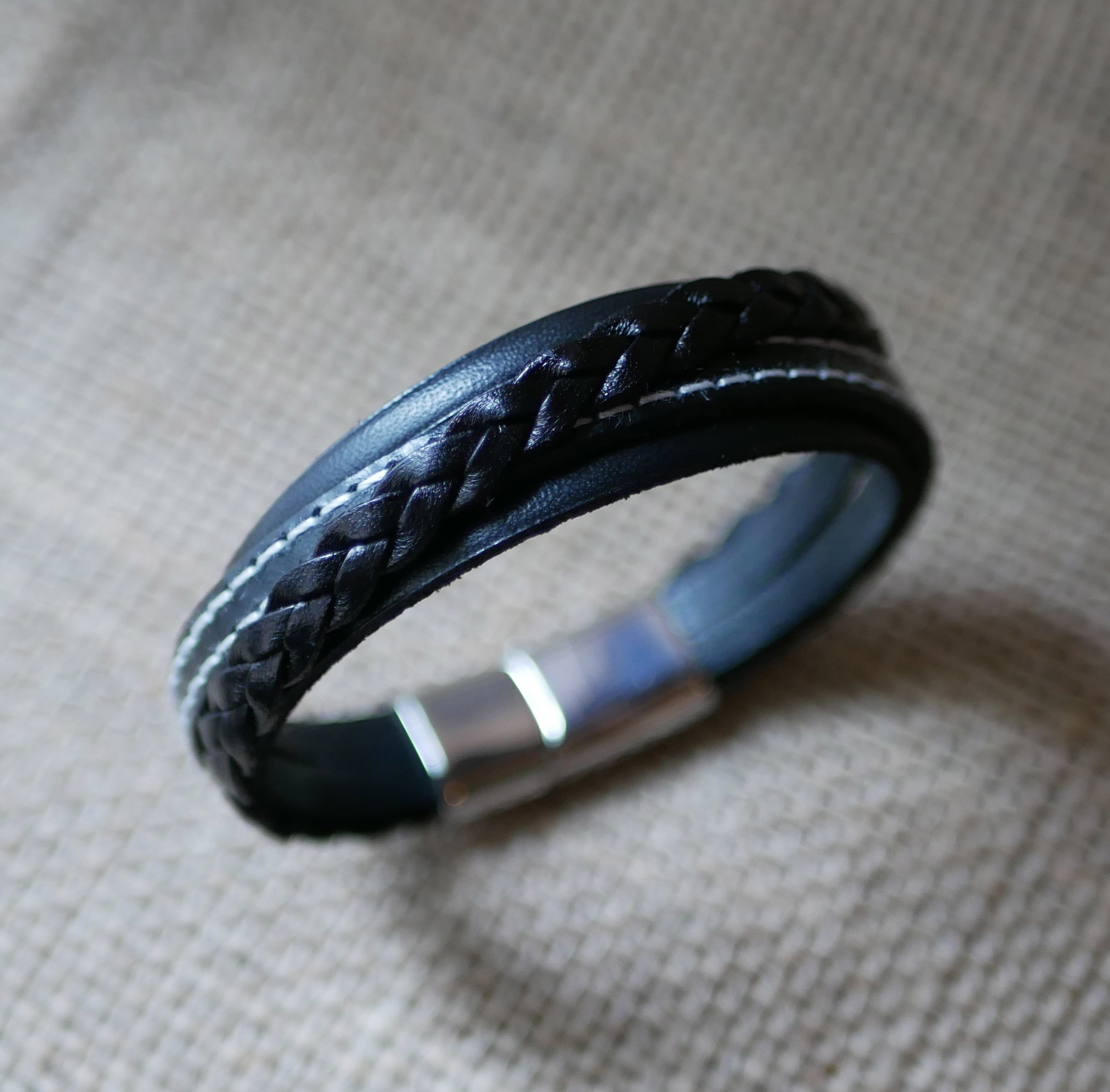 Pulseira de punho em pele preta para homem