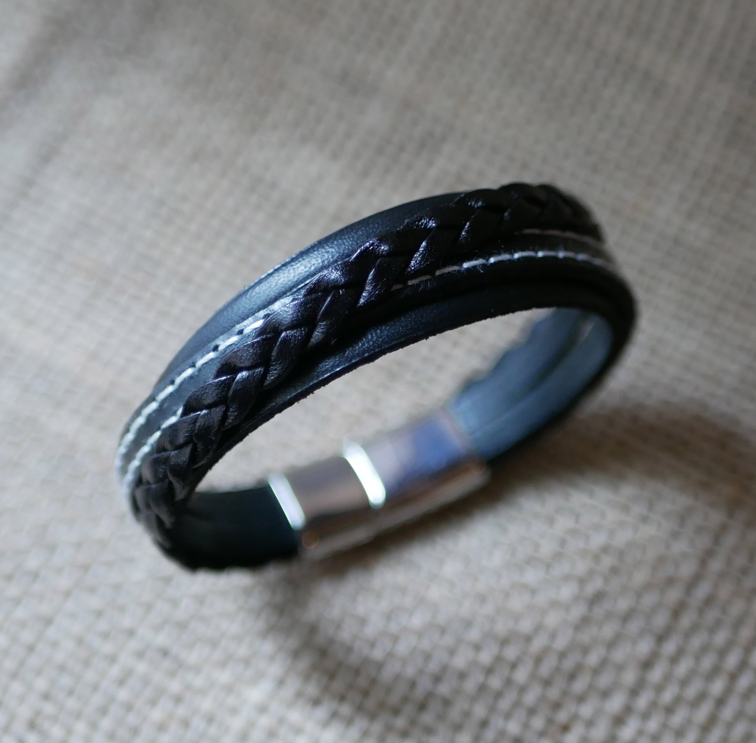 Pulseira de punho em pele preta para homem